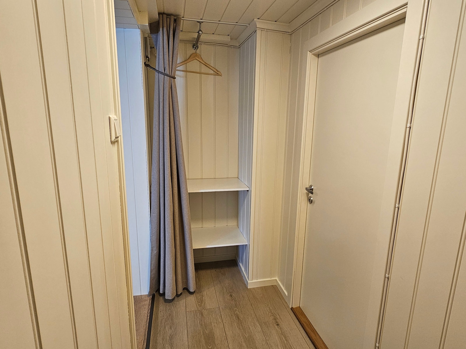 Gang med garderobe Galleribilde