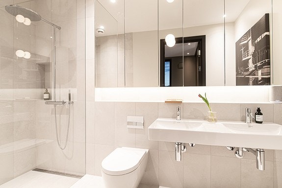 Nytt deilig bad med vaskemaskin Galleribilde