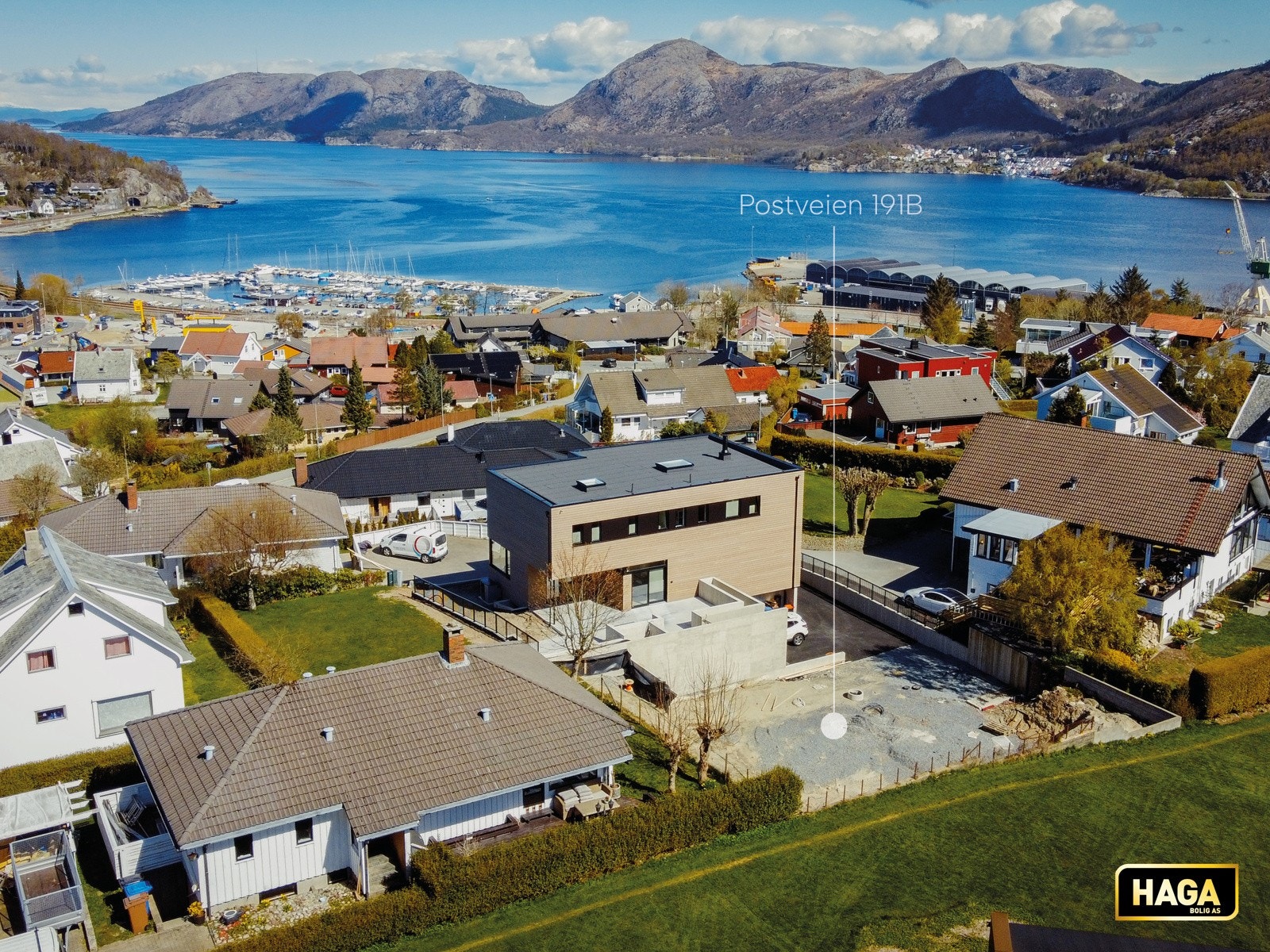 Eiendommen ligger flott plassert på attraktive Trones/Varatun med nydelig utsikt over Gandsfjorden Galleribilde