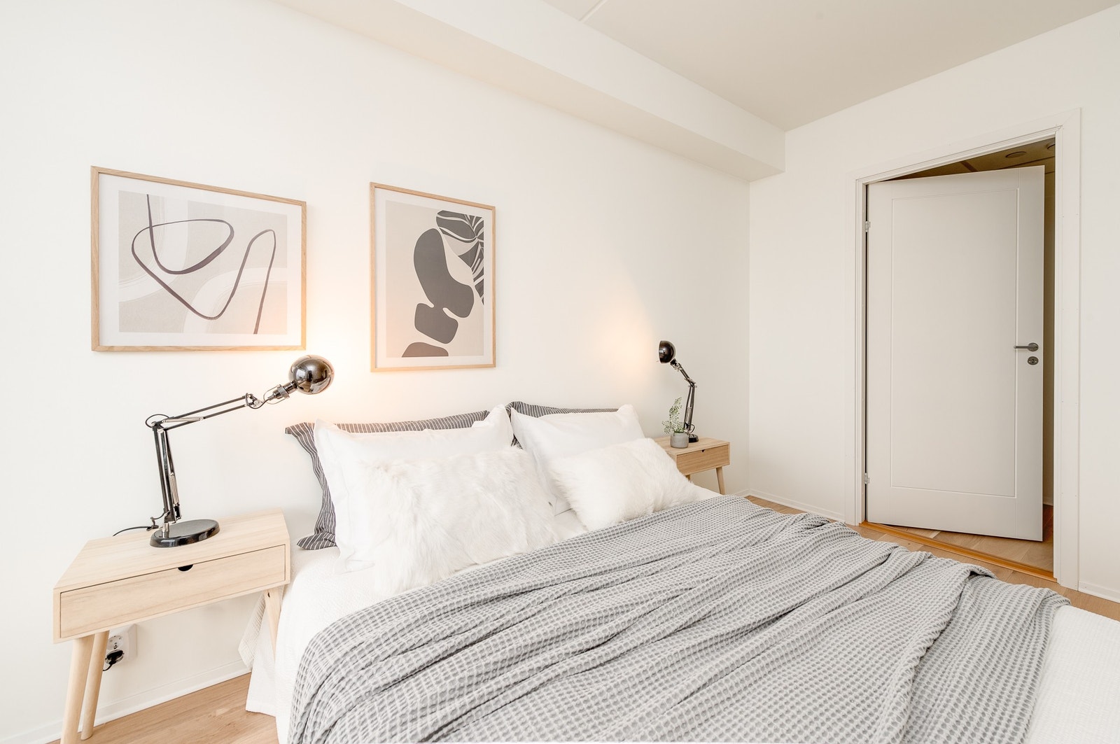 Soverommet har en god størrelse med plass til bred seng. Galleribilde