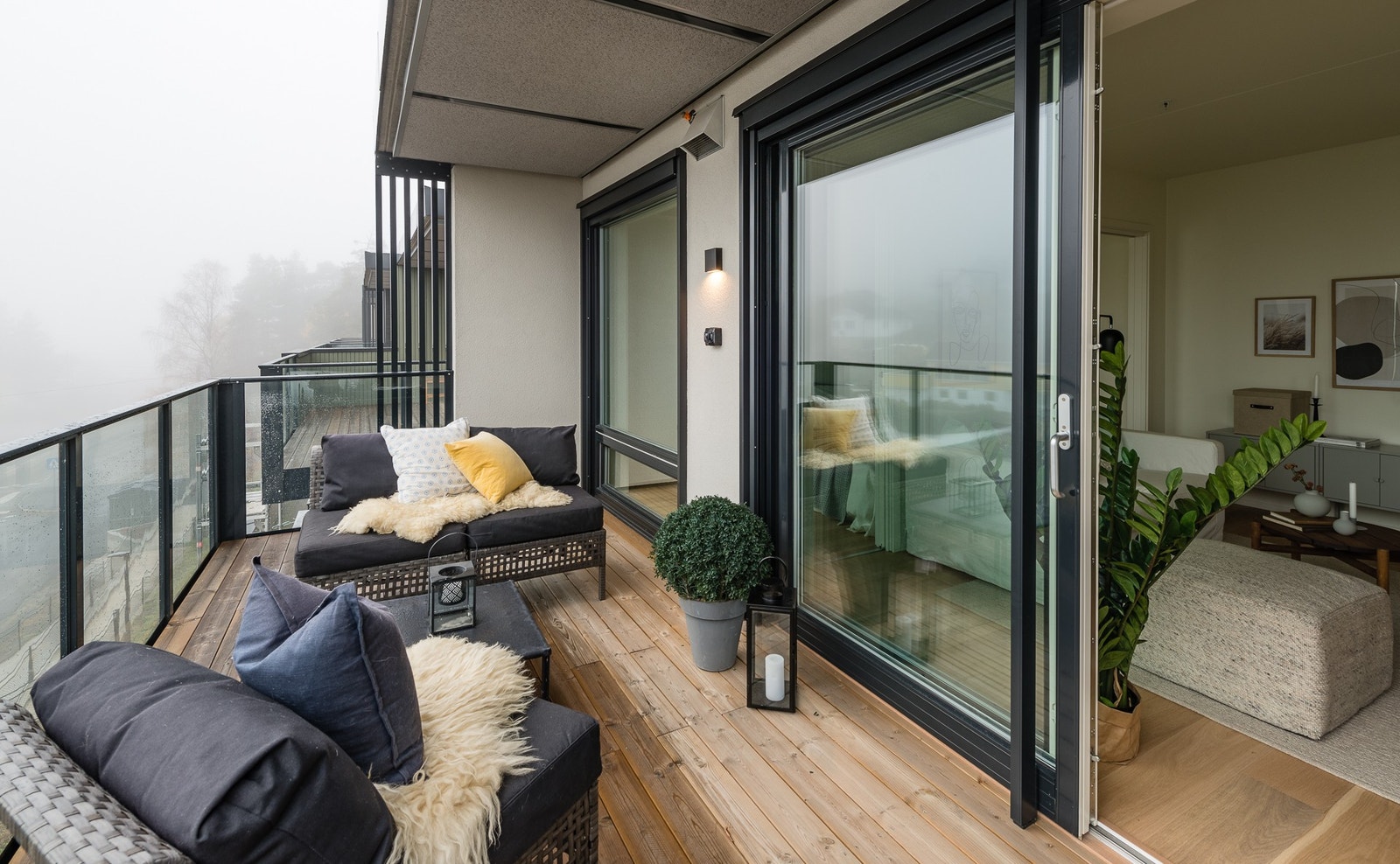 Fra stuen har du utgang til en stor sørvendt balkong. Galleribilde