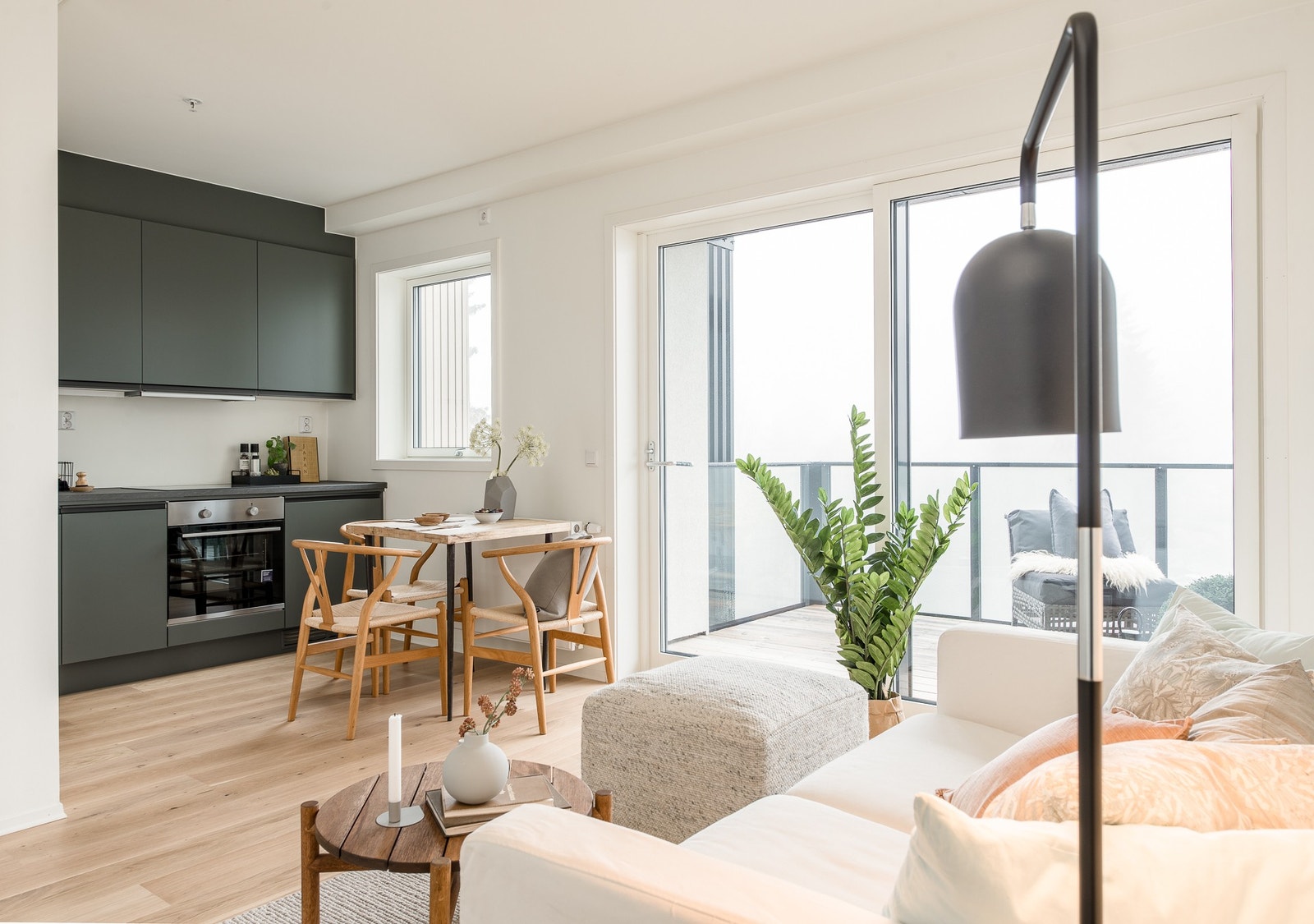 Leiligheten har store vinduer som gir gode lysforhold. Galleribilde