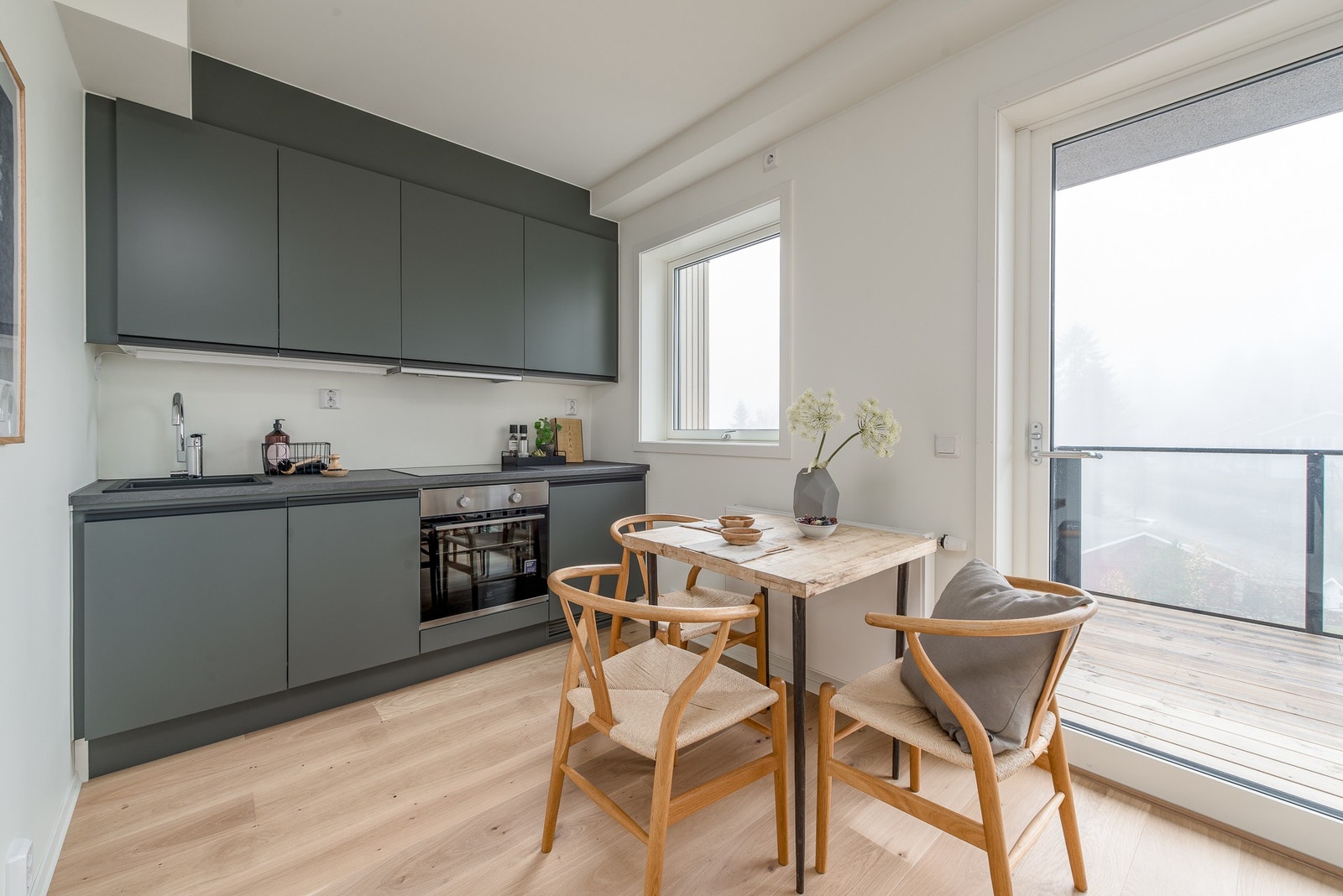 Stilrent kjøkken med integrerte hvitevarer. Galleribilde