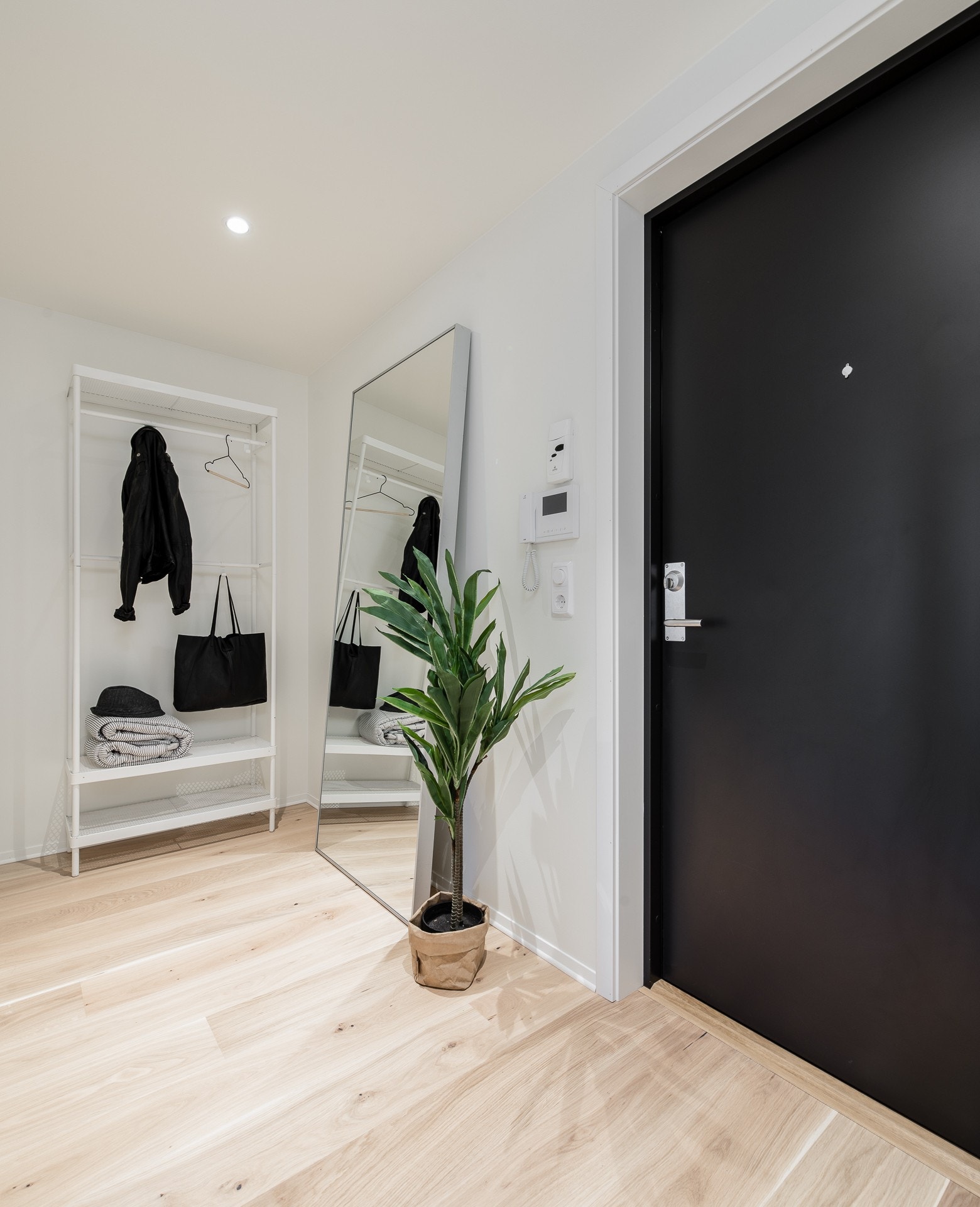 Innbydende entré med plass til å henge av seg. Noen skritt utenfor døren er leilighetens tilhørende bod. Galleribilde