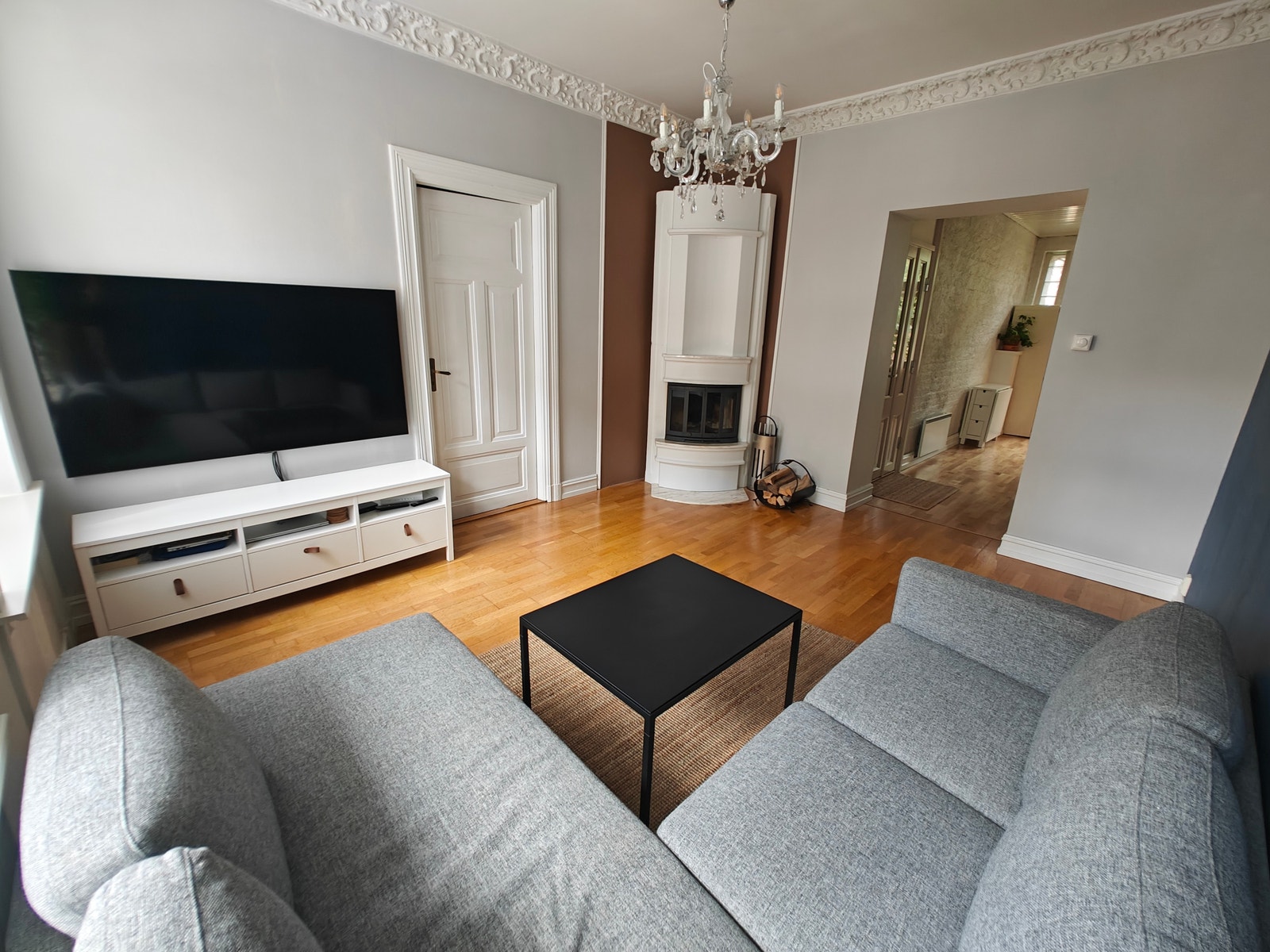 God plass til spisebord ved siden av sofaen. Galleribilde