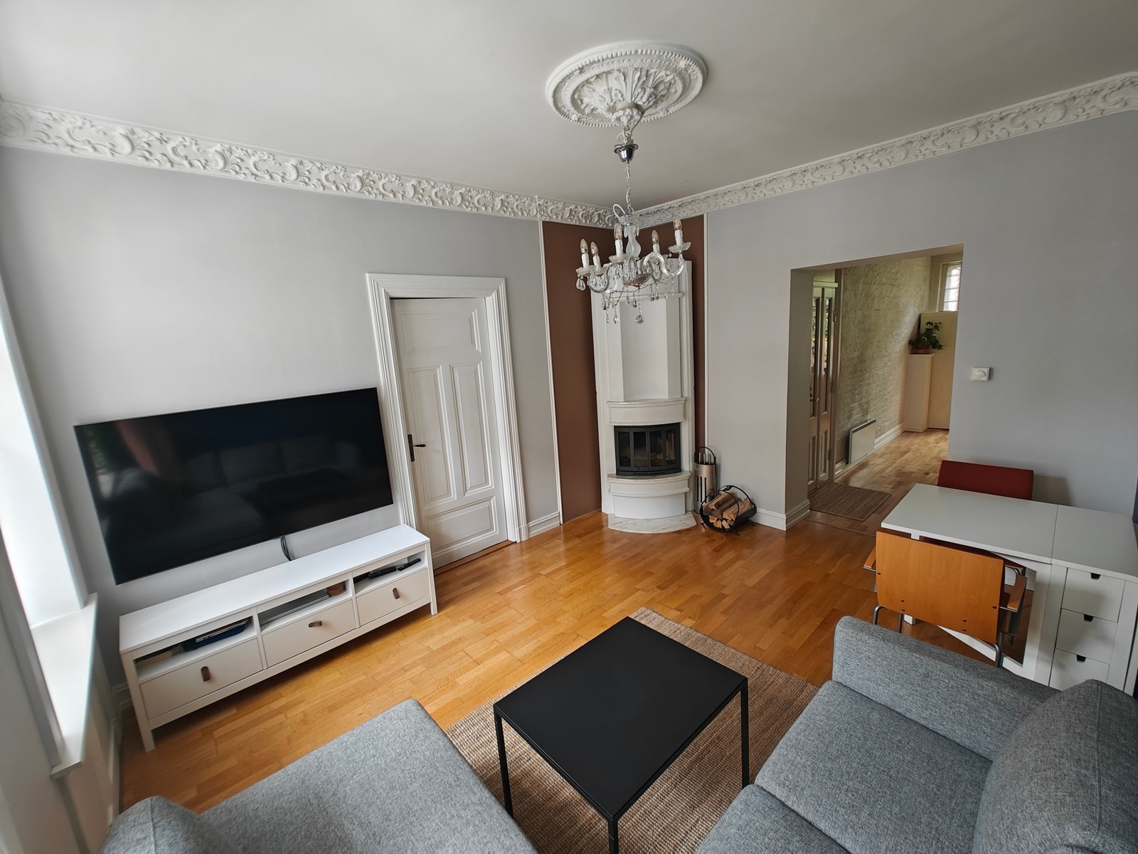 God plass til spisebord ved siden av sofaen. Galleribilde