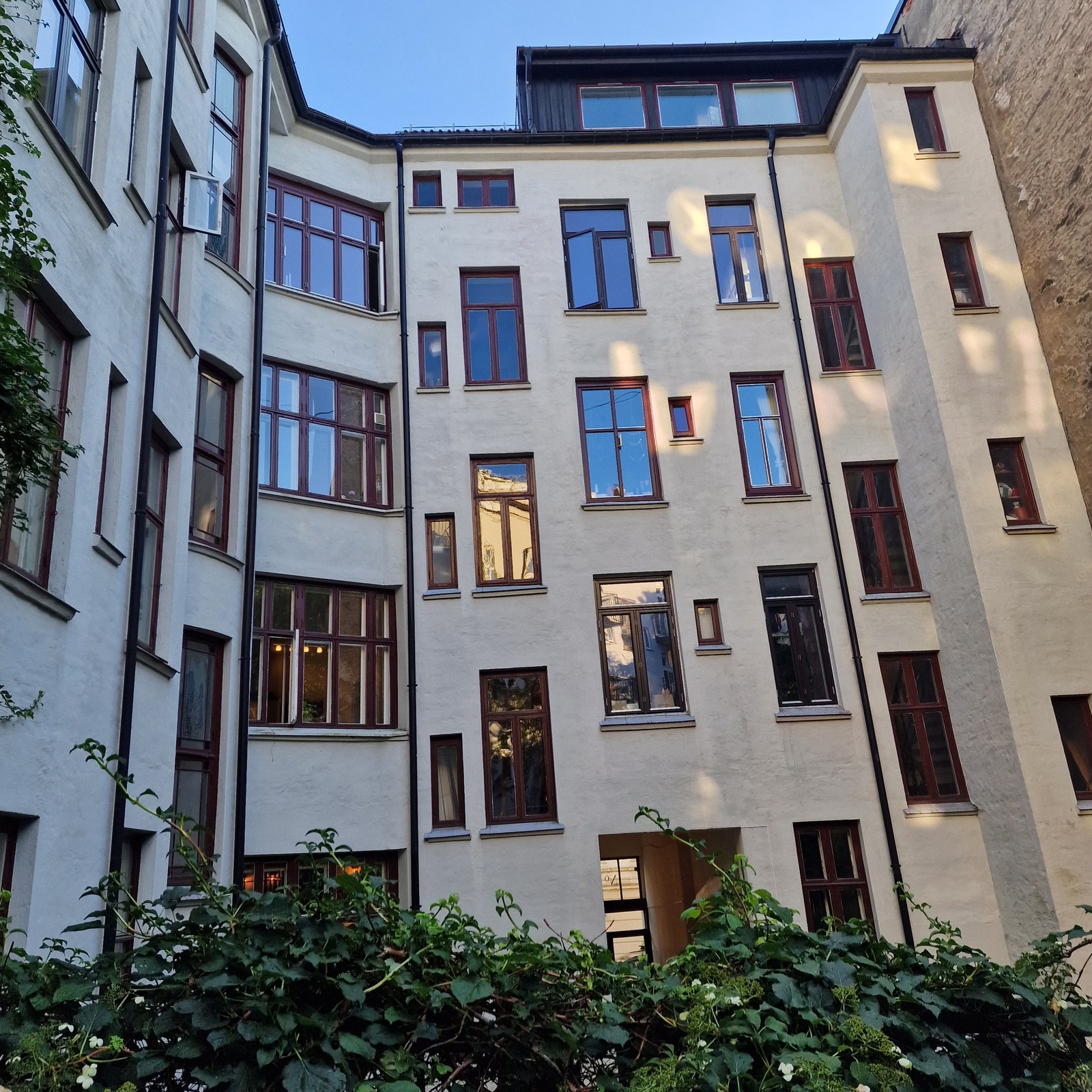 Bakgård Galleribilde