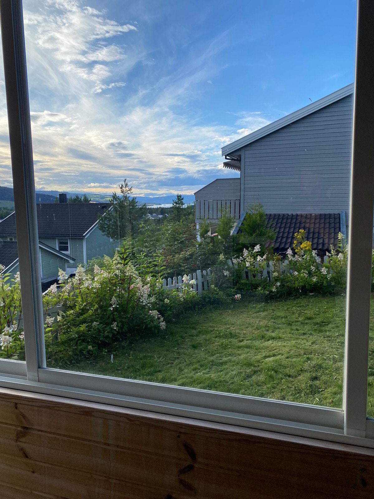 Nydelig utsikt i vinterhagen mot Mjøsa og Moelv sentrum Galleribilde