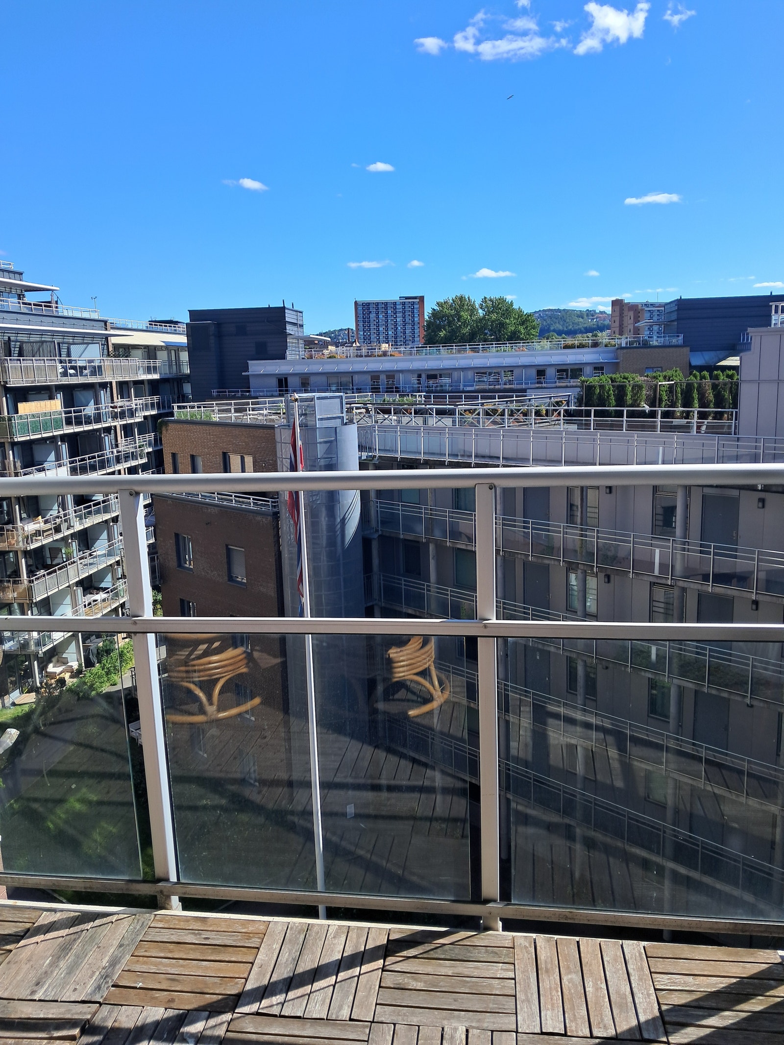 Utsikt fra balkongen. Både balkong og soverom vender ut mot bakgården. Her er det sol hele formiddagen. Galleribilde
