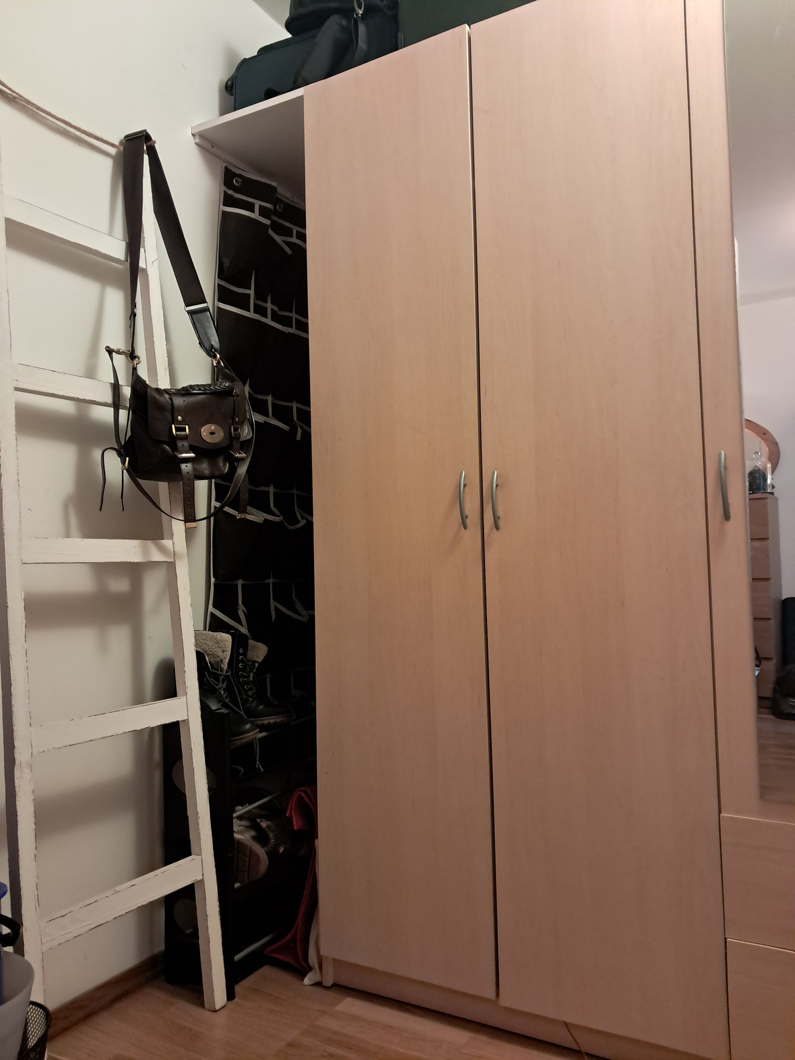 Innvendig bod. I tillegg til dette er det er stort skap og en stor kommode i entreen. Galleribilde