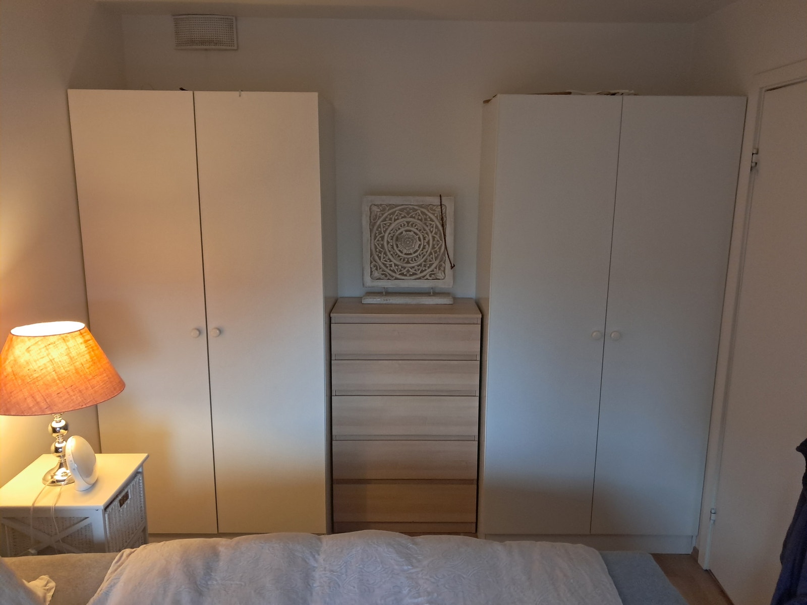 Godt med skapplass på soverommet Galleribilde