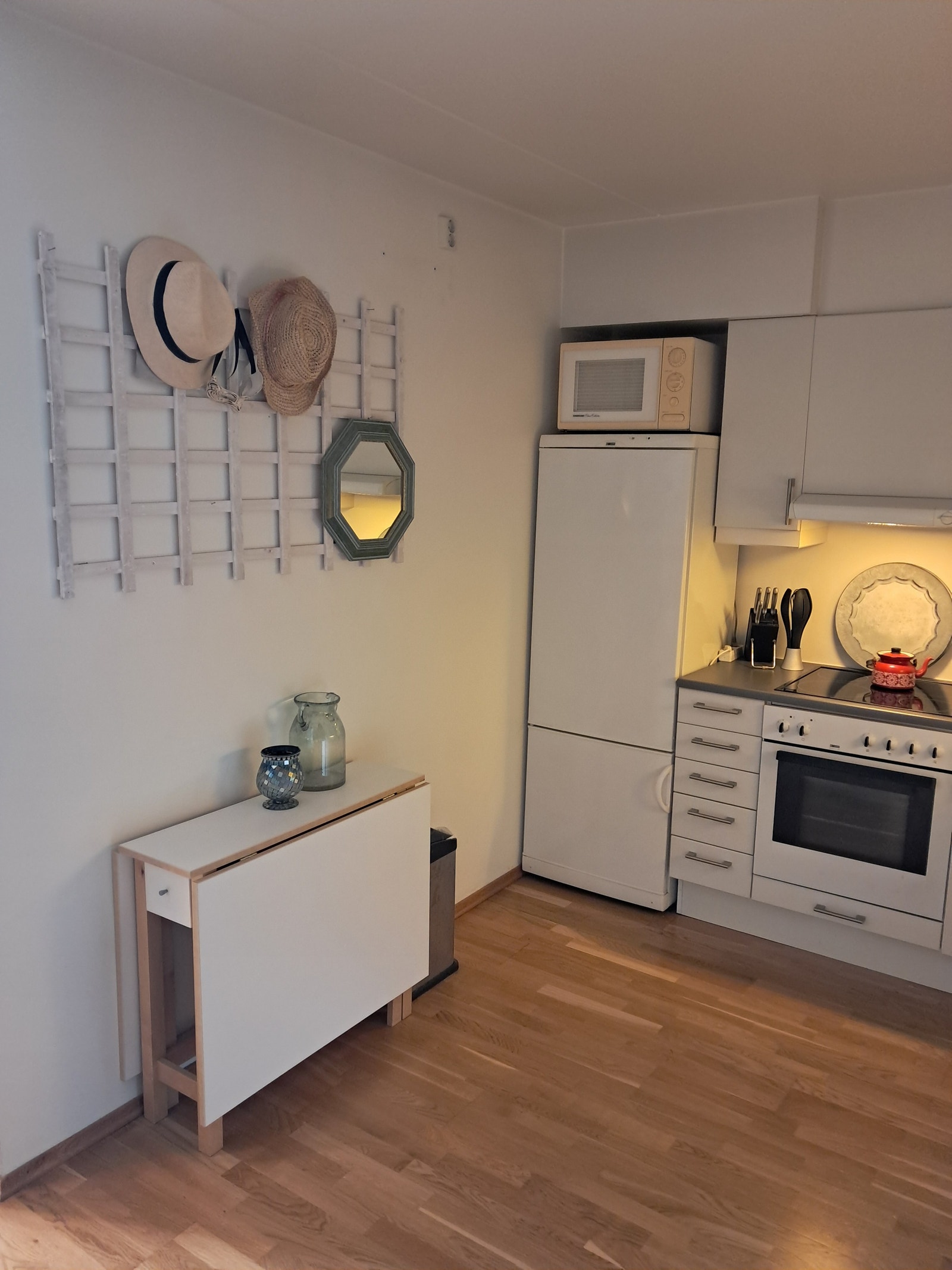 Det lille bordet kan flippes opp til et vanlig bord. Galleribilde