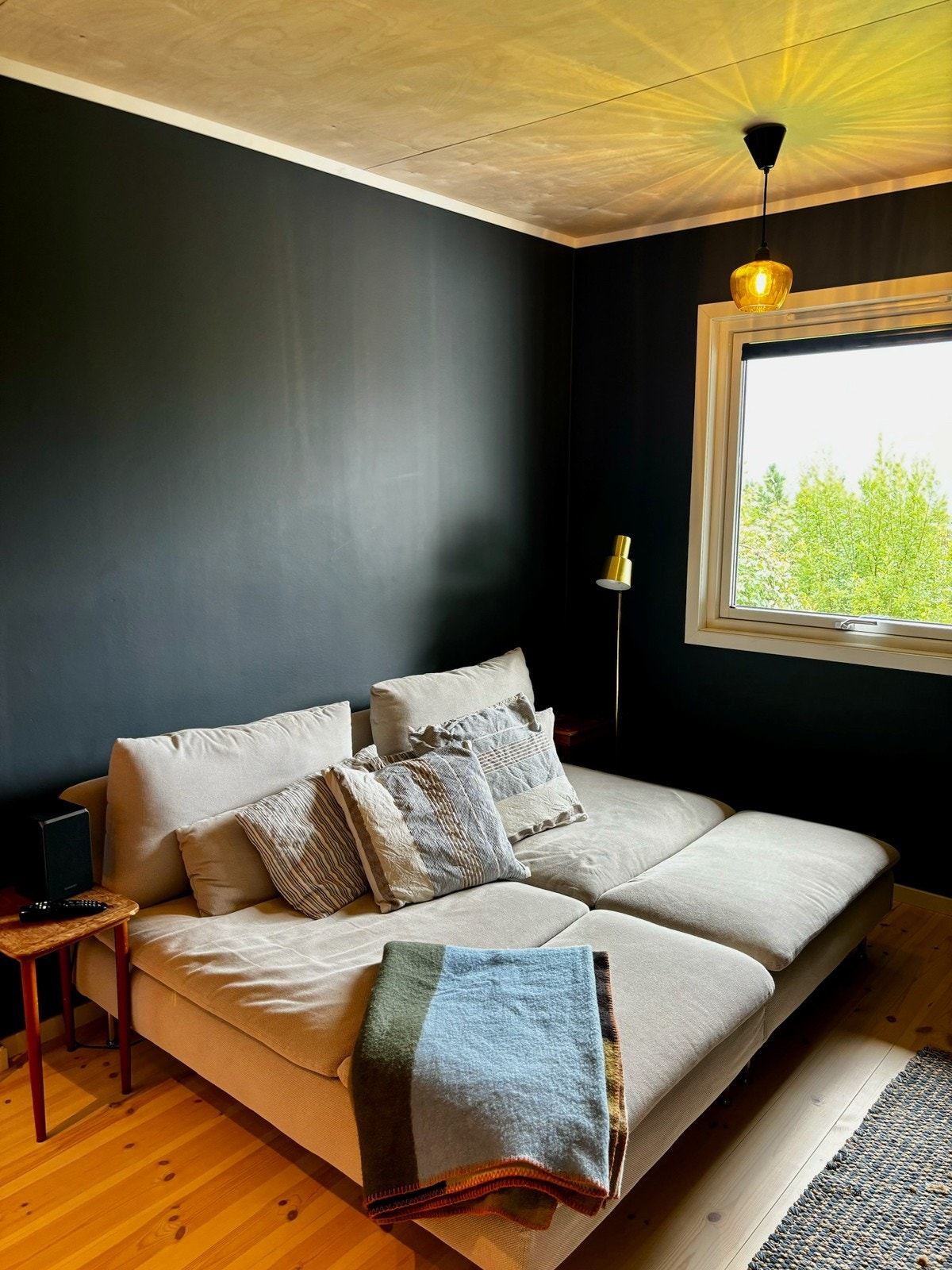 En kan legge overmadrass på sofaen og dermed få to ekstra soveplasser, ved behov. Galleribilde