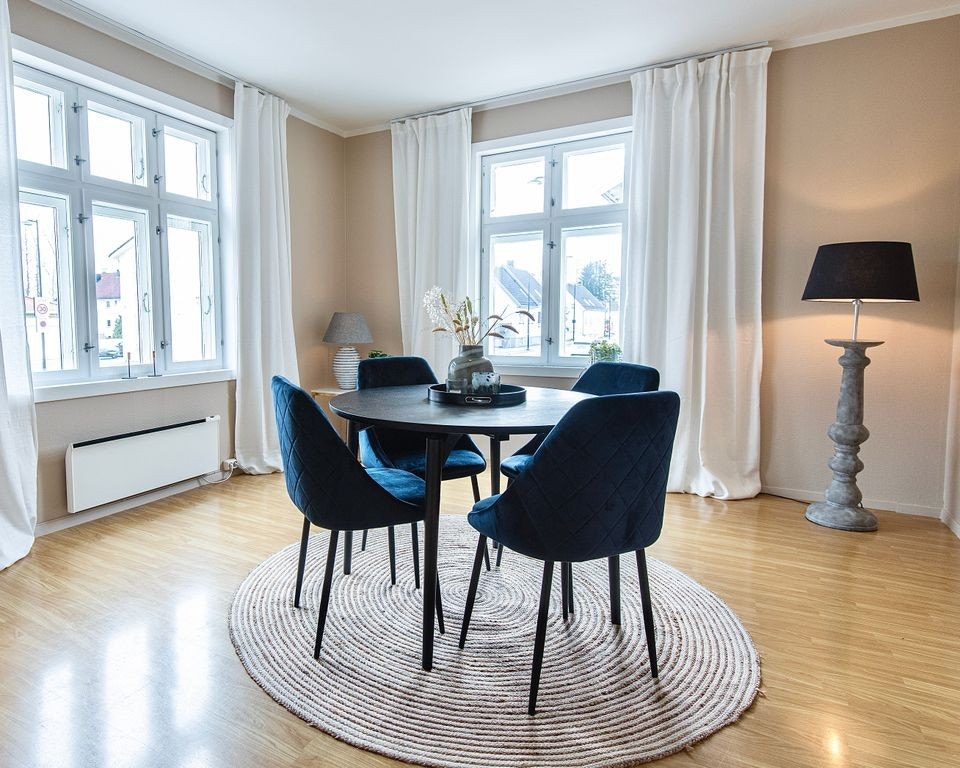 Stor og hjemmekoselig spisestue med sofa Galleribilde