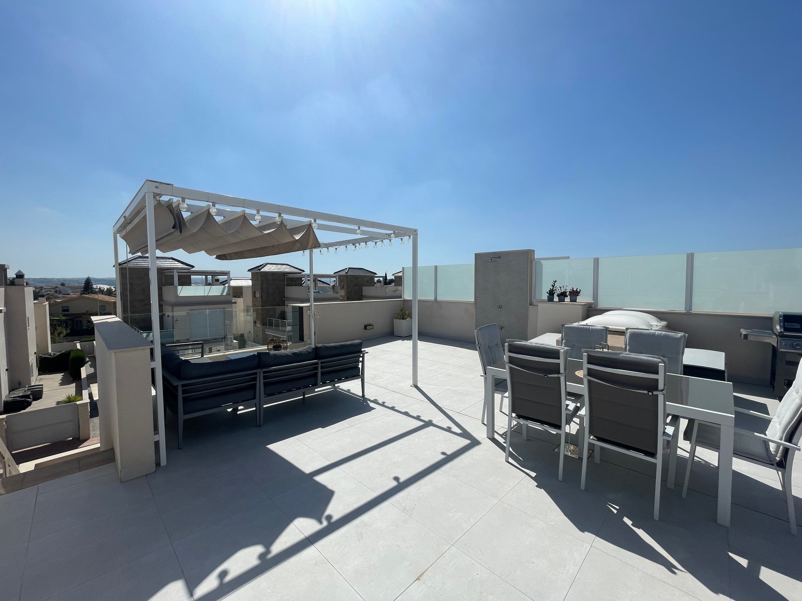 Sofagruppe med pergola som skygger for sola. Galleribilde
