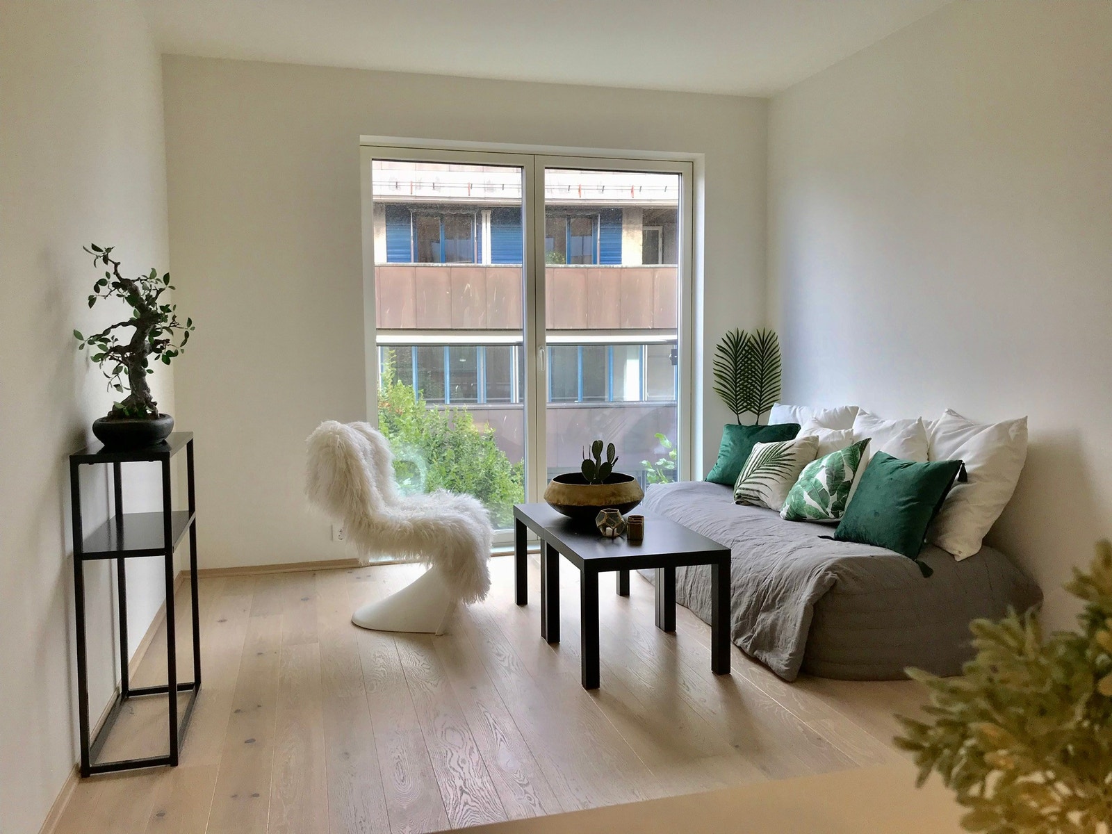 Lys og fresh stue med fransk balkong Galleribilde