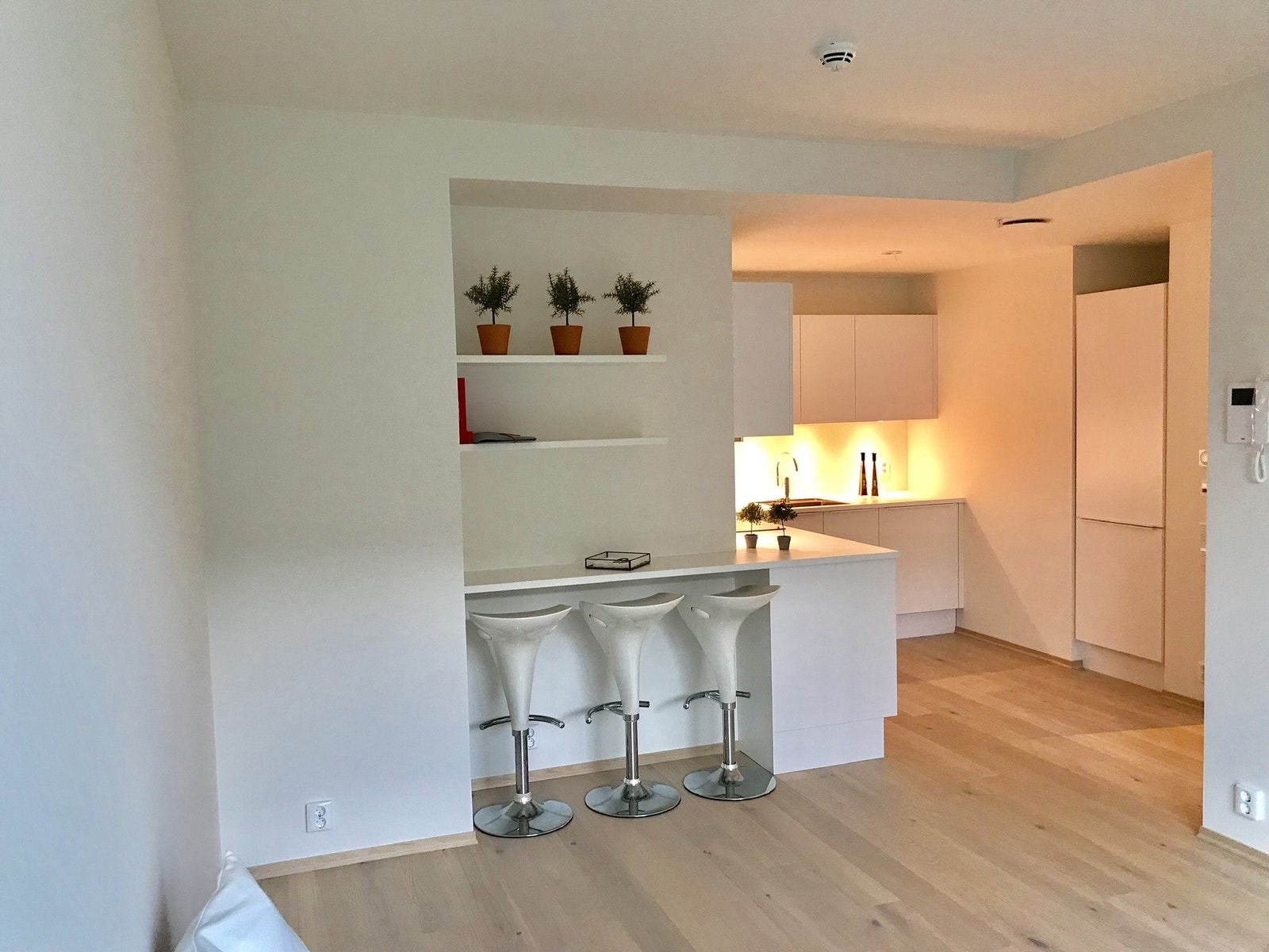 Praktisk kjøkken i åpen løsning Galleribilde