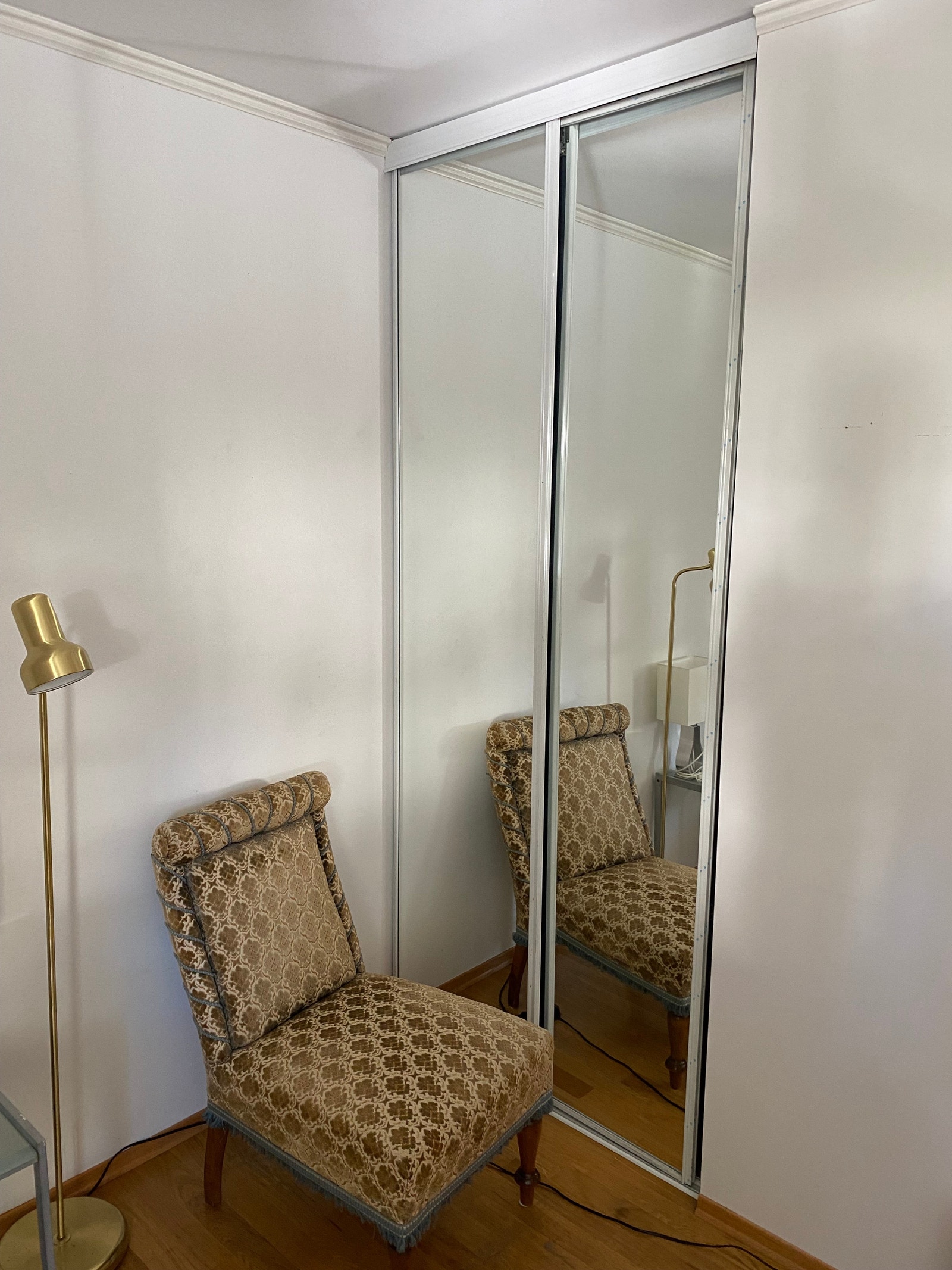 Speilskyvedørsgarderobe fra gulv til tak Galleribilde