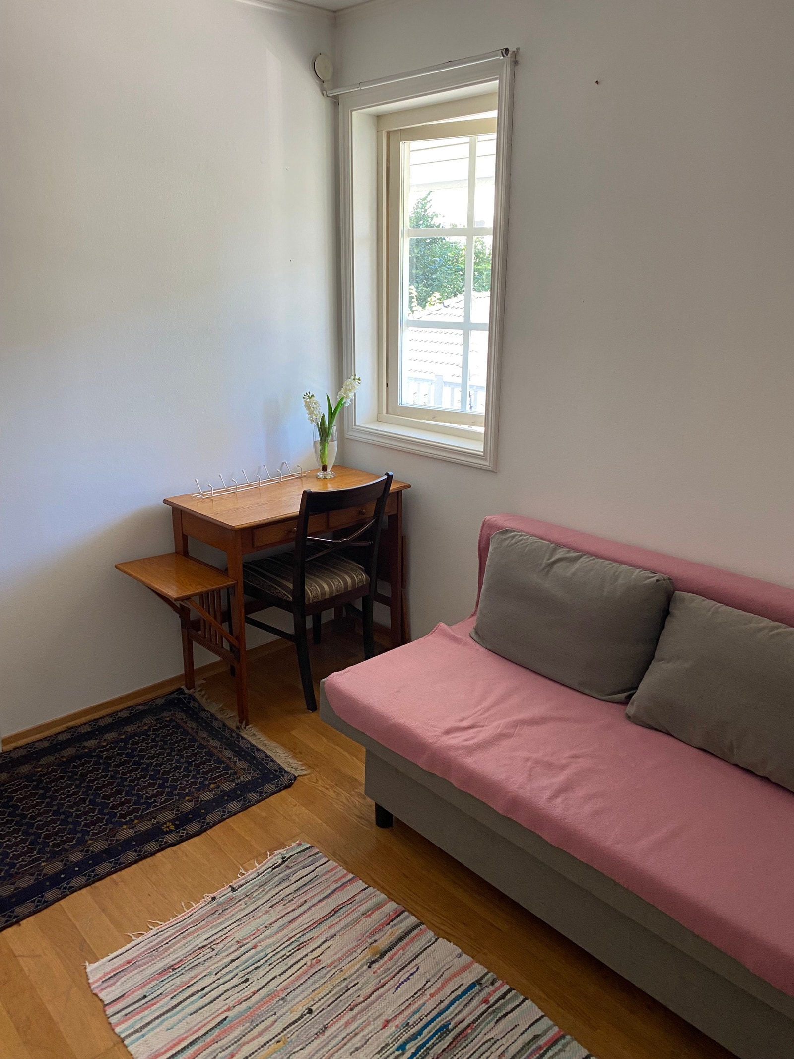 Soverom med vindu mot gårdsplassen i sør Galleribilde