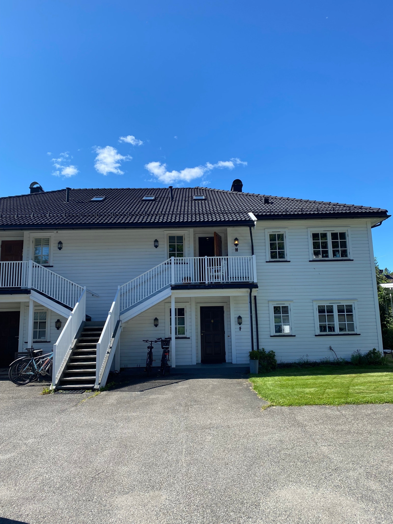 Hovedinngang opp ytre trapp til høyre Galleribilde