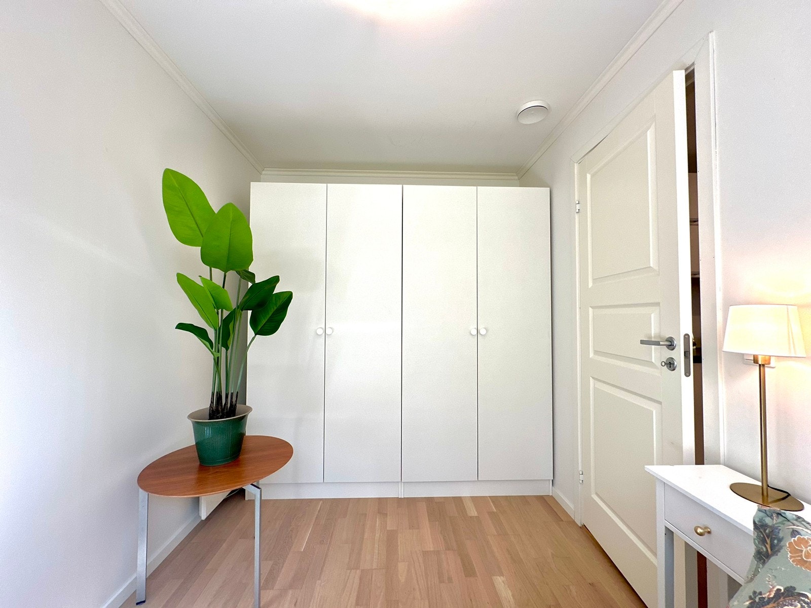 Stort garderobeskap med masse plass Galleribilde