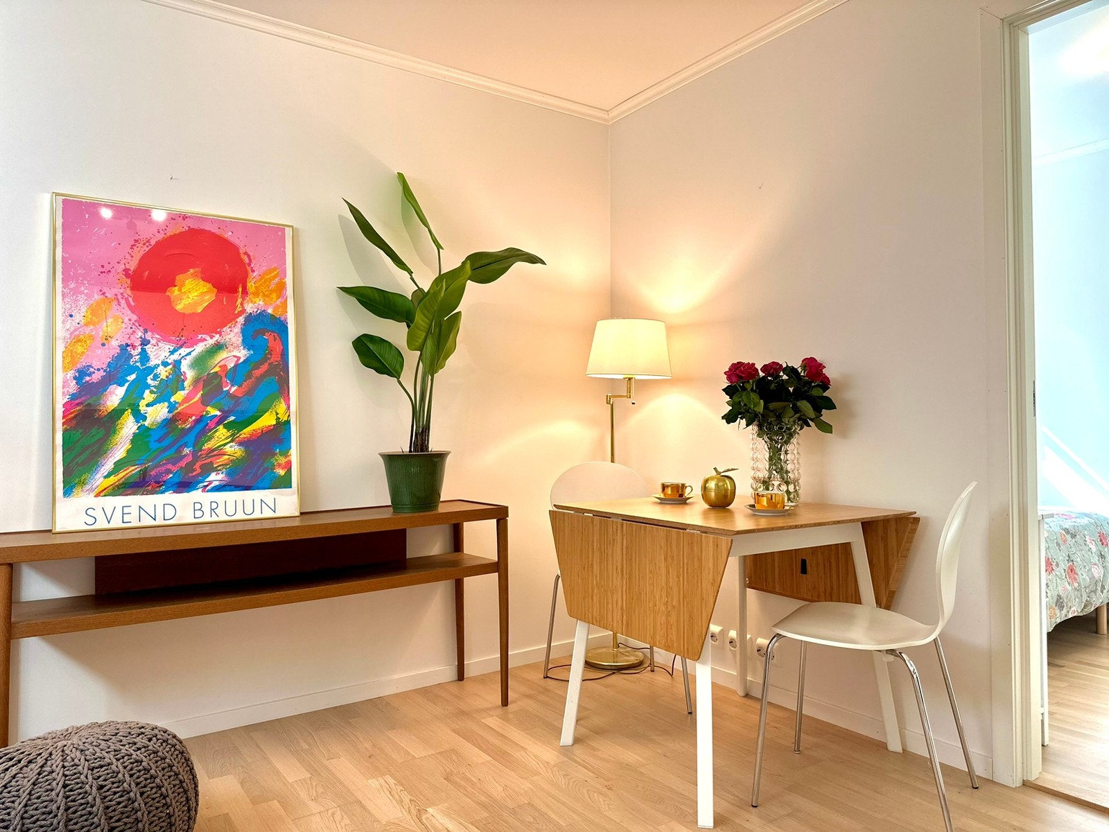 Det er god plass til spisebord/skrivebord og mulighet for fleksibel møblering Galleribilde