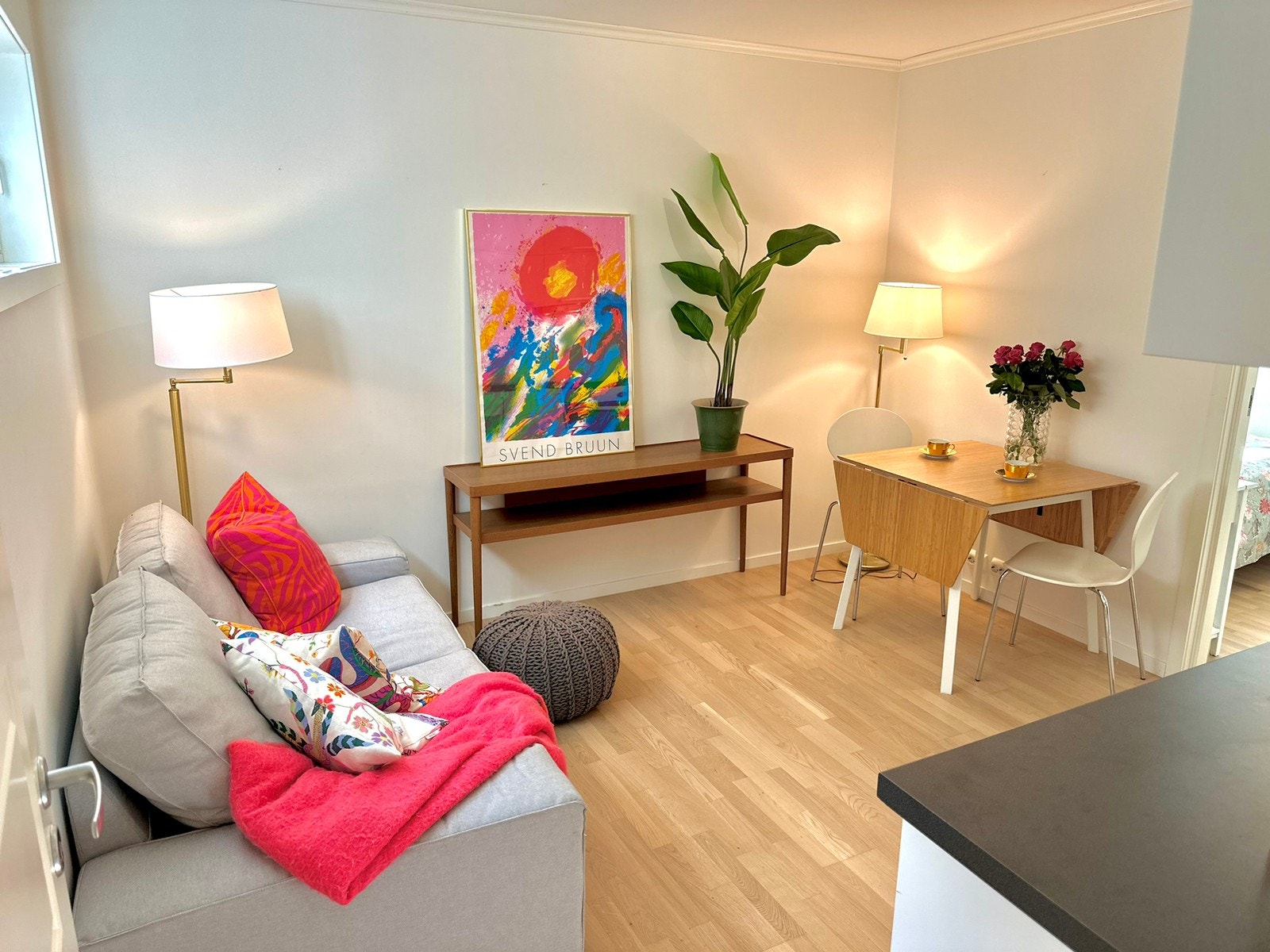 Leiligheten er trivelig med romslig stue og kjøkkenløsning Galleribilde