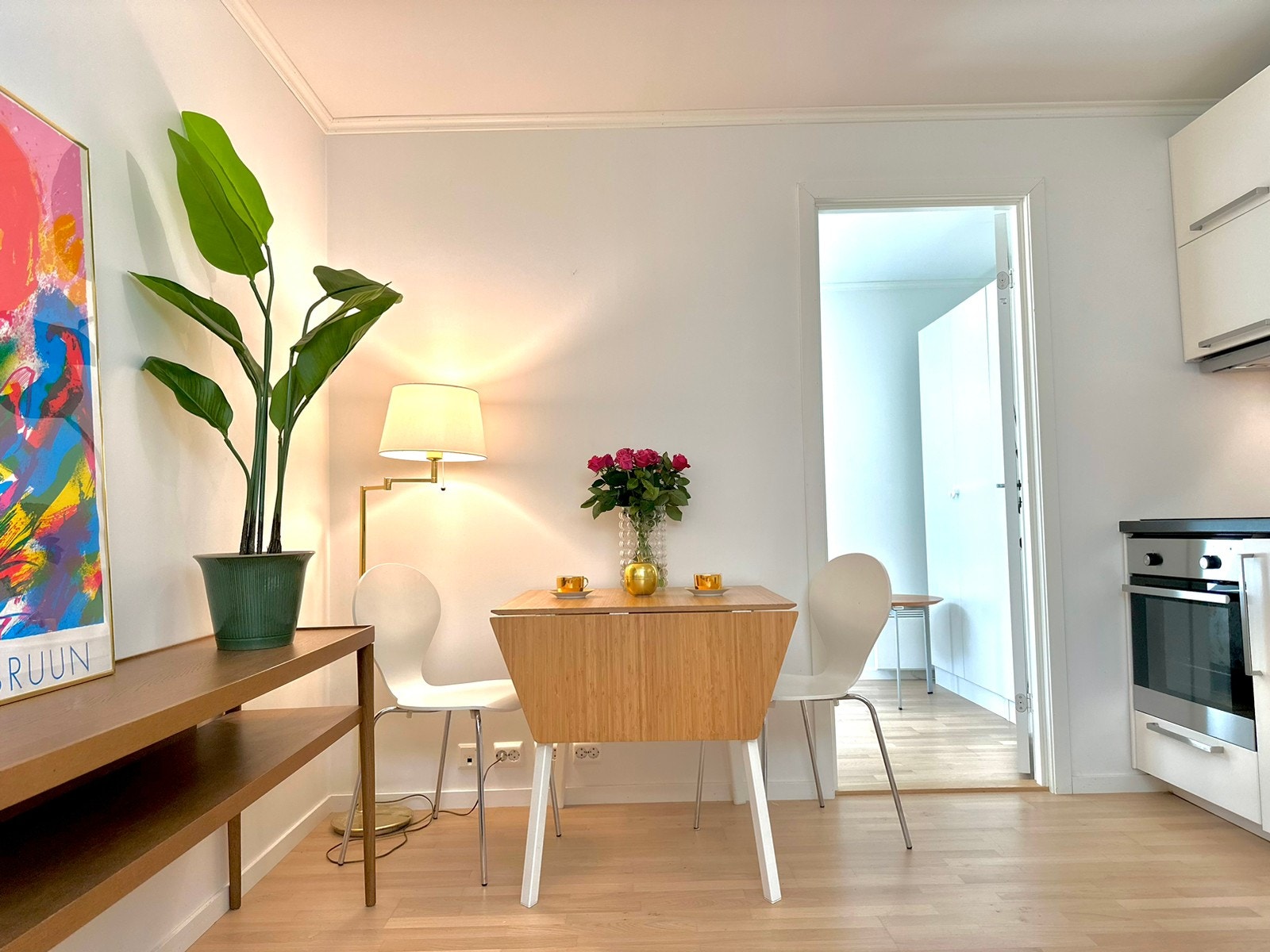 Leiligheten leies ut møblert med spisebord, stoler, sofa, seng, nattbord og klesskap Galleribilde