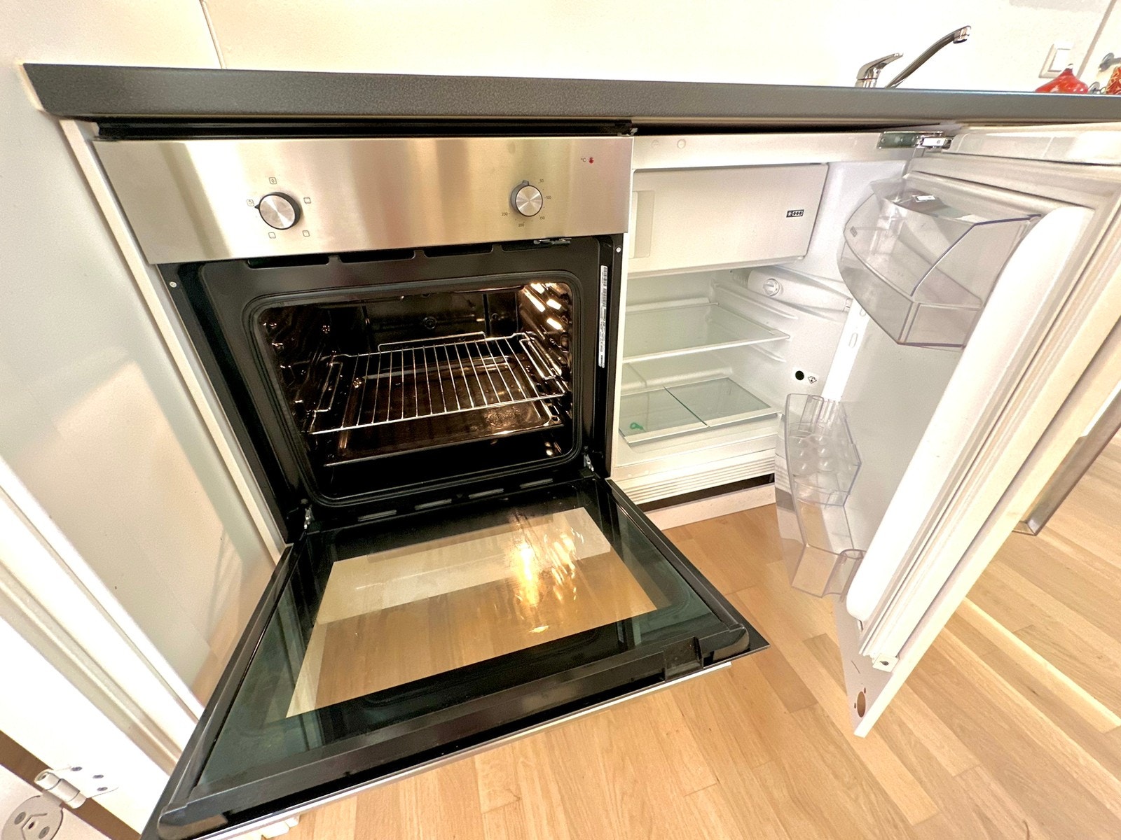 Under benken er det både stekeovn og kjøleskap Galleribilde