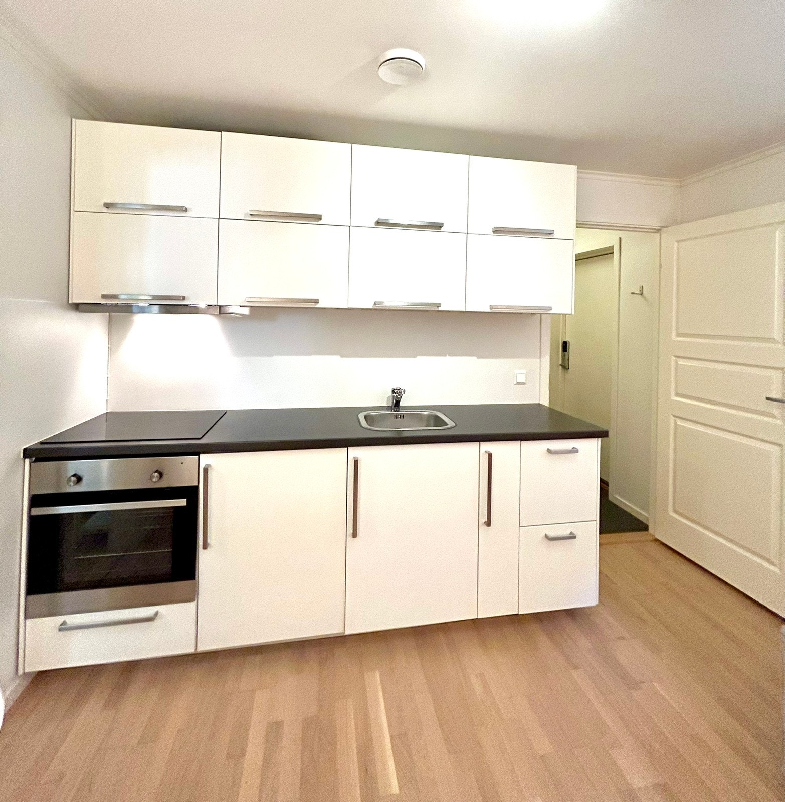 Moderne og fresht kjøkken med masse skapplass Galleribilde