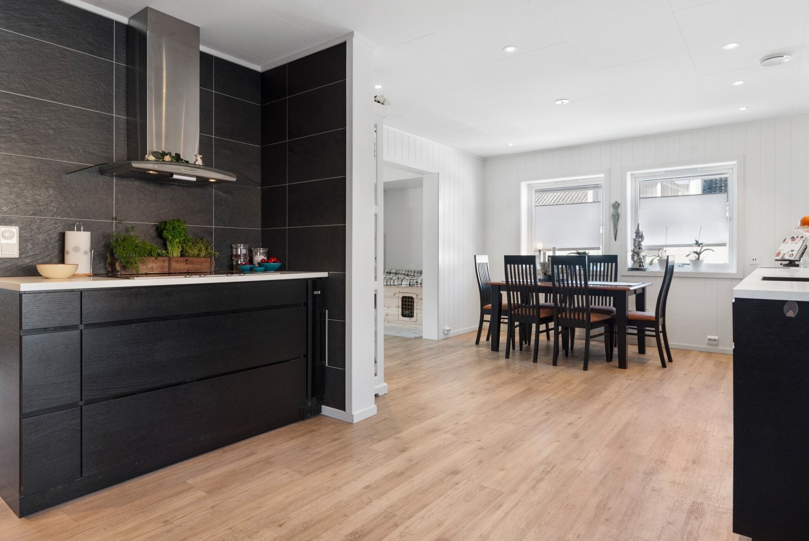 Kjøkken mot spisestue Galleribilde