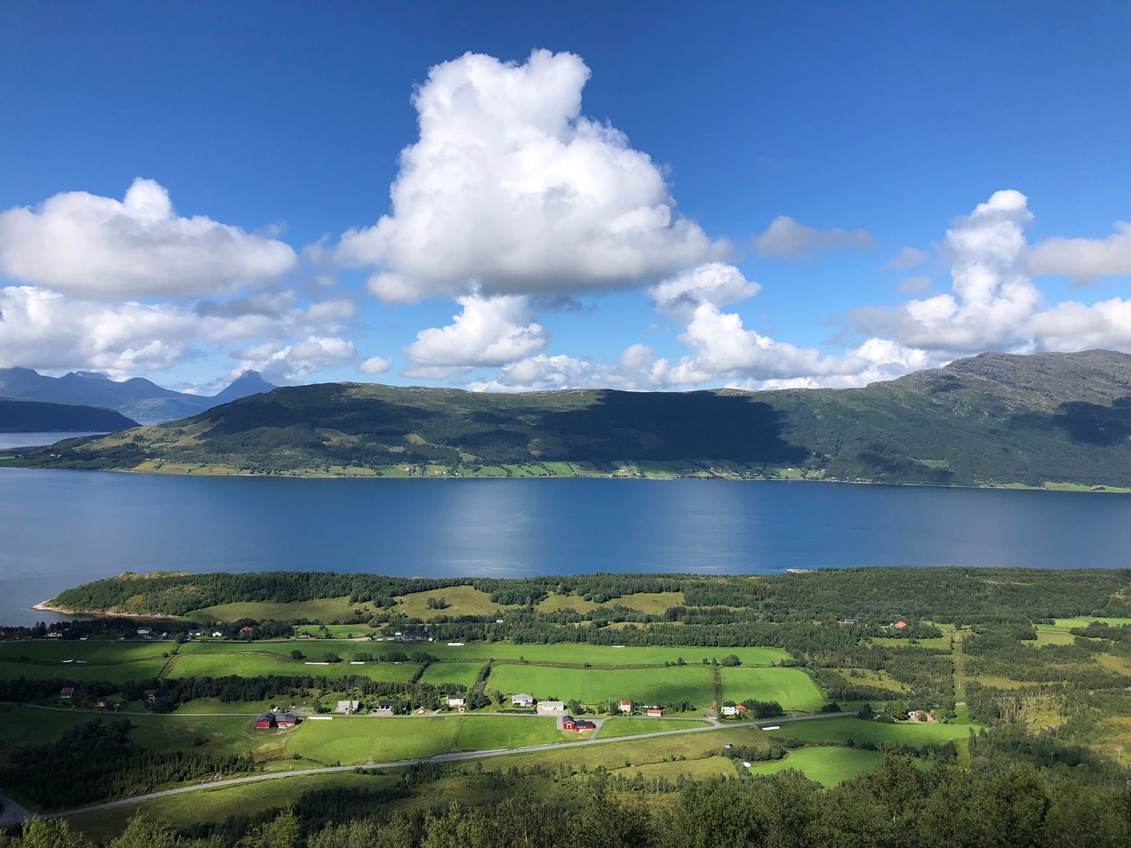 Nærhet til fjell og sjøliv Galleribilde