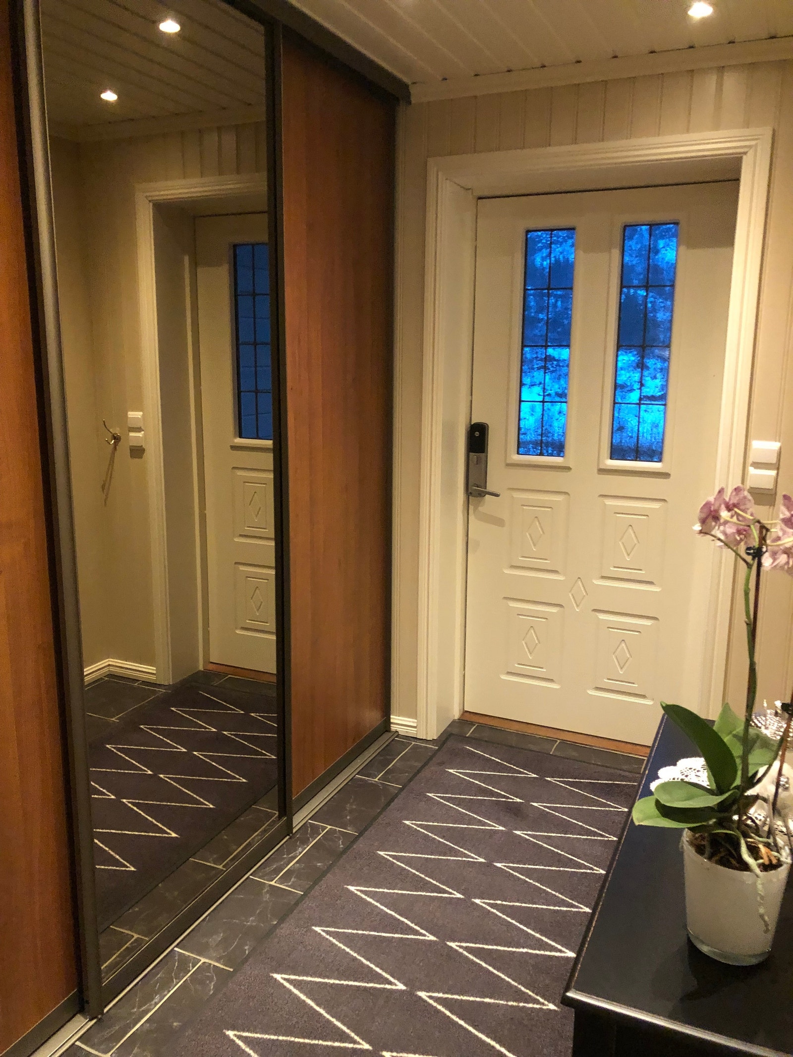 Velkommen inn :) Vindfang med stor skyvedørsgarderobe Galleribilde