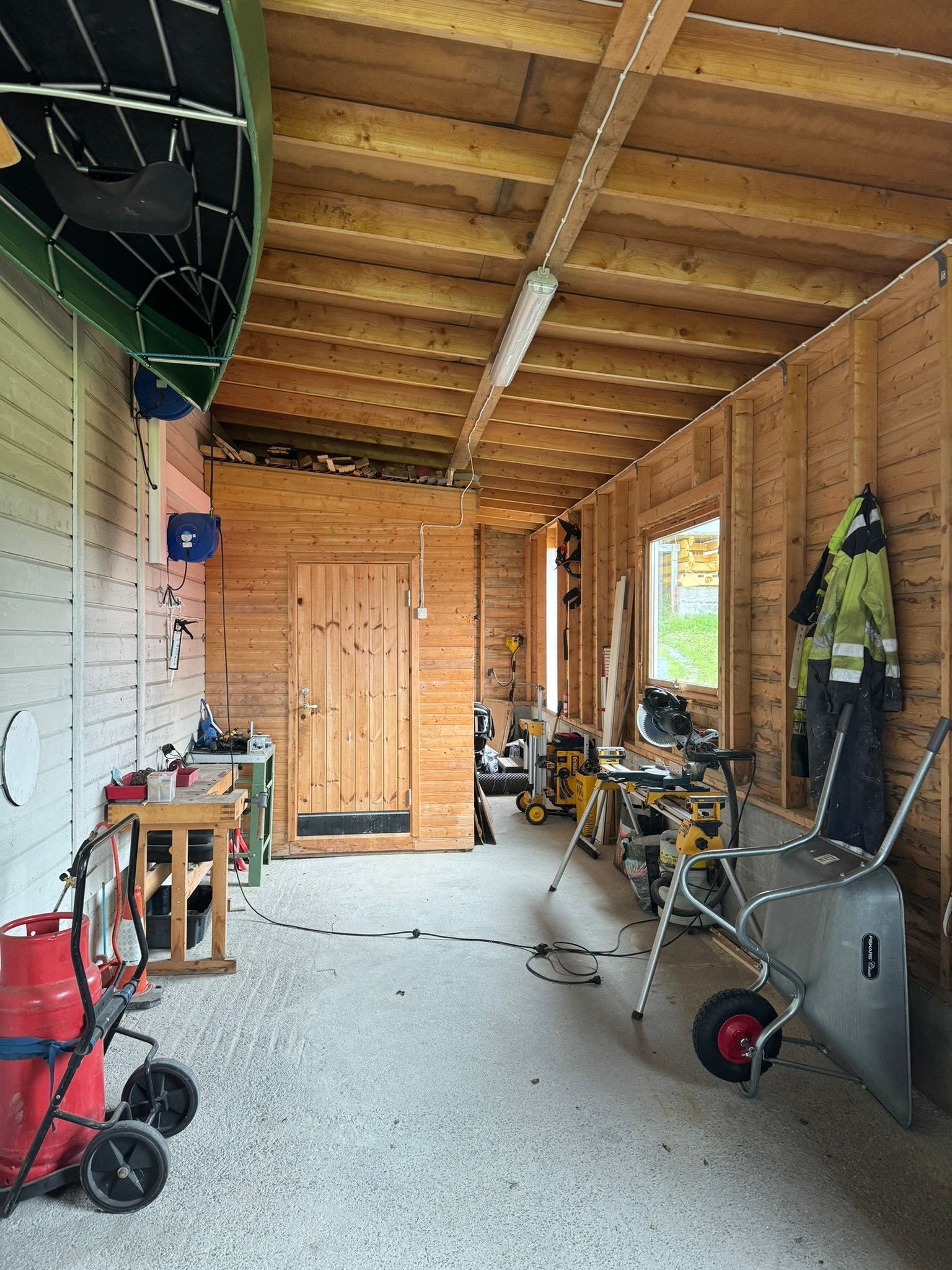 Carport som benyttes til lagring av traktor, truck etc. Isolert bod (akkumulator rom) i indre del. Denne delen benyttes også som velager til vekjeleanlegget som varmer opp verksted og boder. Galleribilde