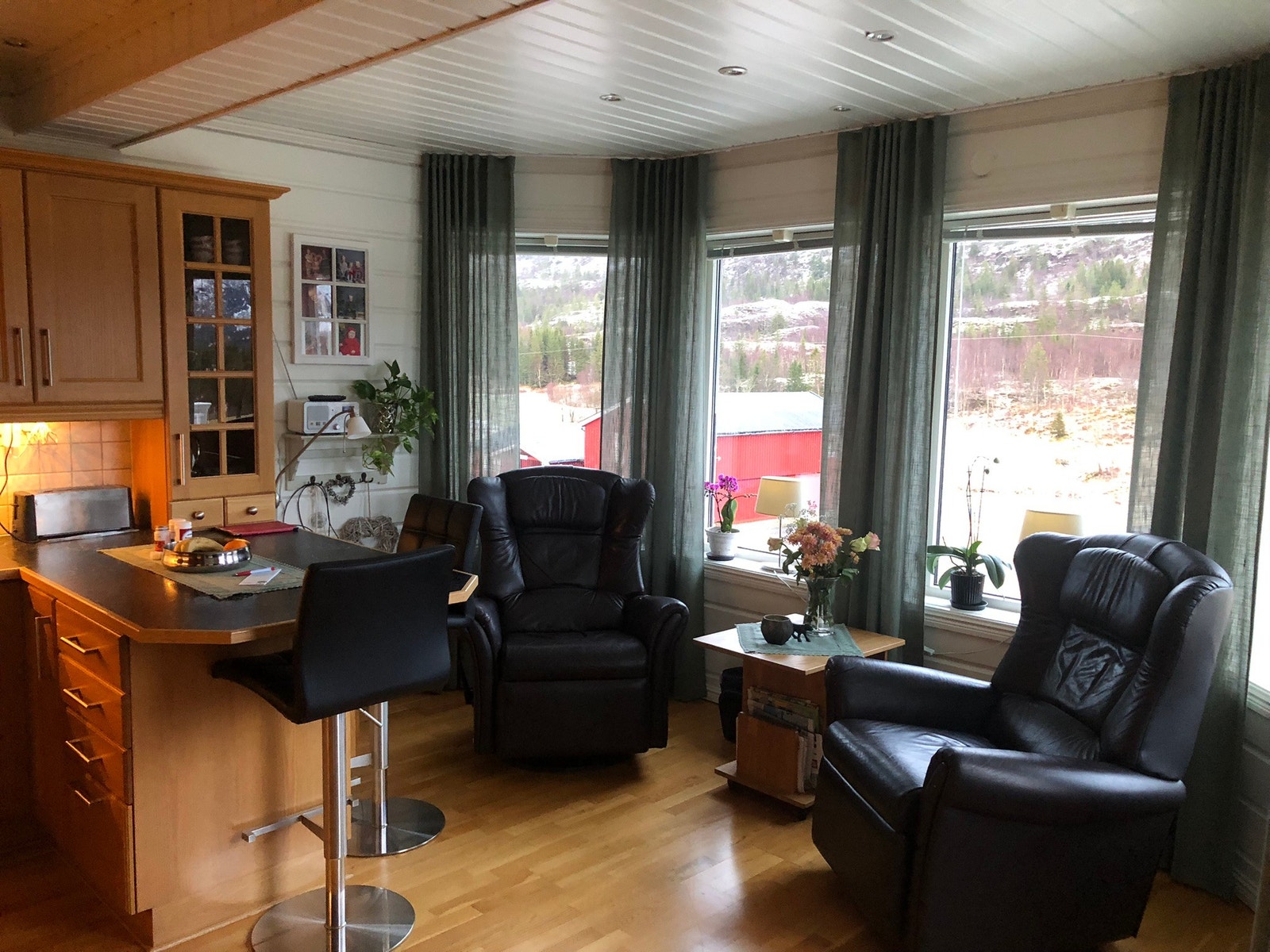 Karnappet på kjøkkenet med plass for "gostoler" Galleribilde
