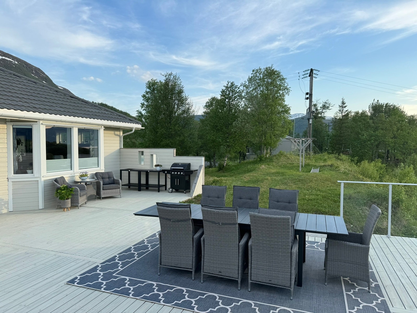 Her er stor tumleplass og ikke noe problem å ha hele familien på grilling! Galleribilde