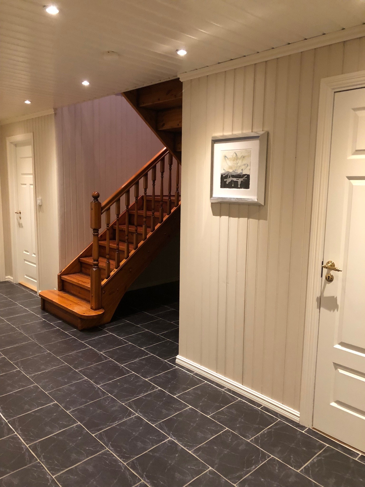 Hall, 1 etg med trapp opp i 2 etg Galleribilde