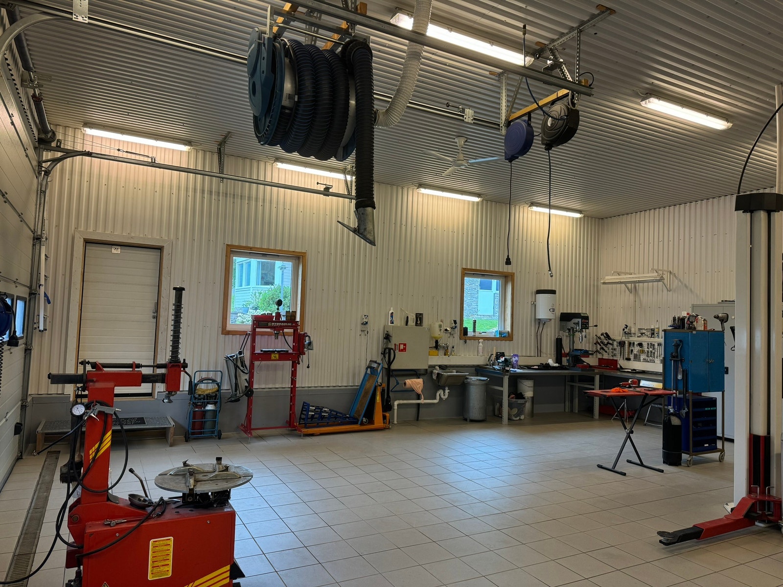 Lyst og trivelig verksted med varmt og kaldt vann, eksosavtrekk, flislagt gulv, m/varme, trykkluftsystem varmtvannsvasker/høytrykkspyler m.m. Galleribilde