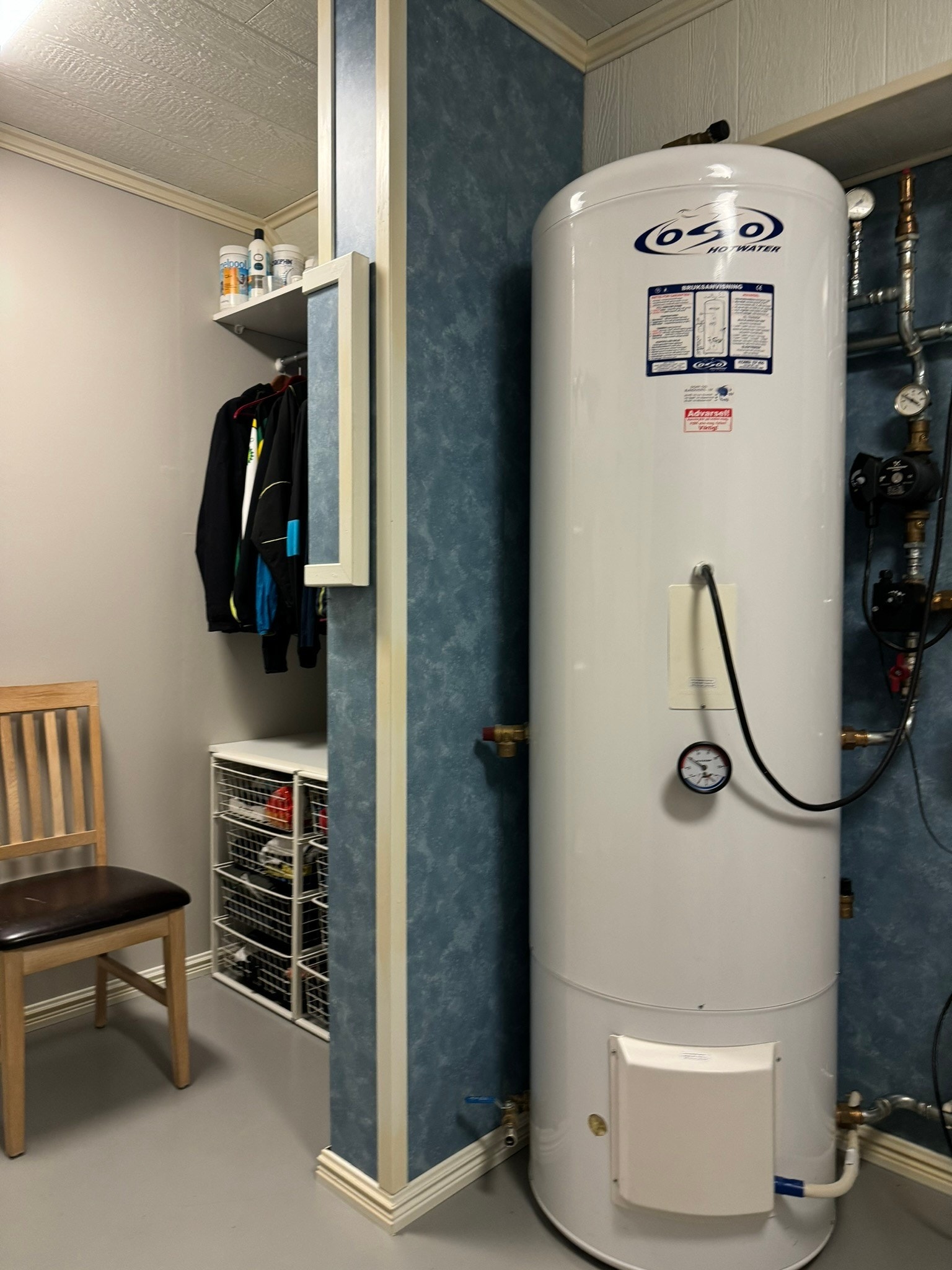 Bod, 1 etg fungerer som teknisk rom med fordelstokk til vannbåren gulvvarme, ventilasjonaggregat for hele boligen og dobbeltmantlet varmvannstank. Galleribilde