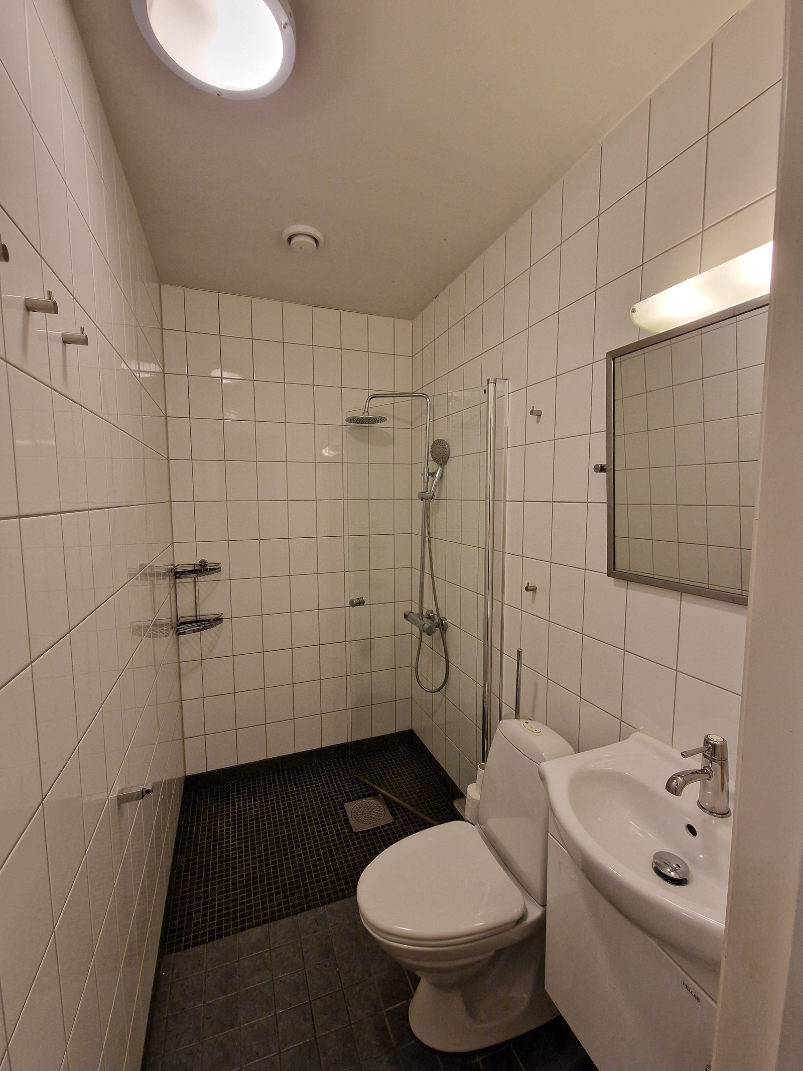 1 2. etasje er det to bad. Det lille badet har en stor dusj og toalett. Galleribilde