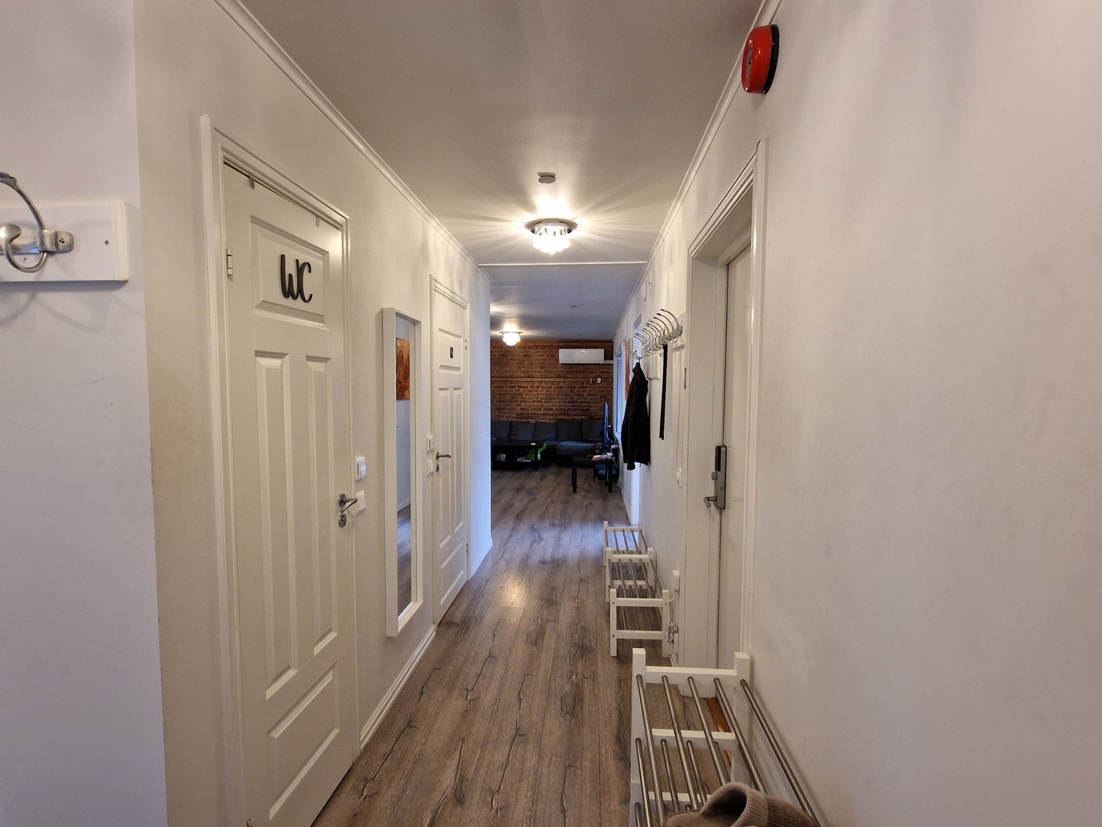 I gangen er det masse plass til å henge fra seg jakker og sette fra seg skoene. Dette bildet viser inn til stuen og kjøkken, samt Rom H og I Galleribilde