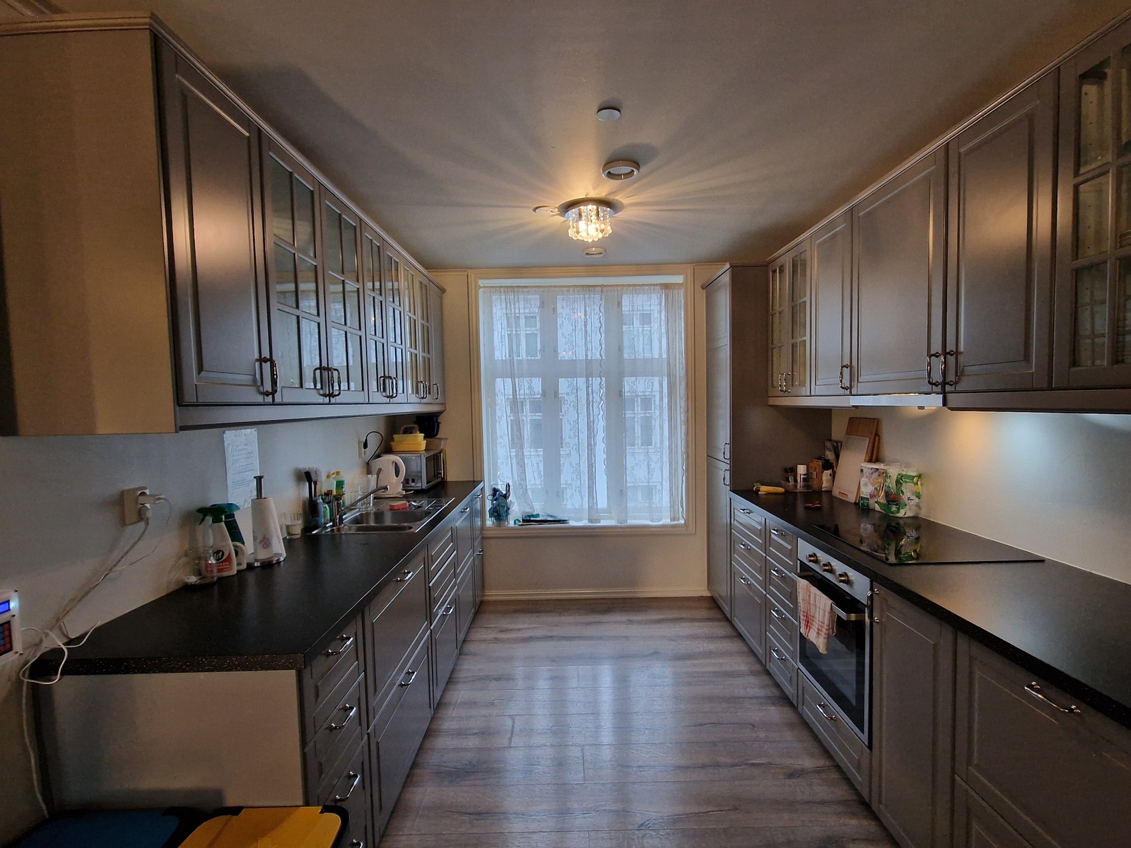 Kjøkkenet er stort, og alle leietagere får sine egne skuffer og skap. Ekstra kjøleskap og fryse er det også. Galleribilde