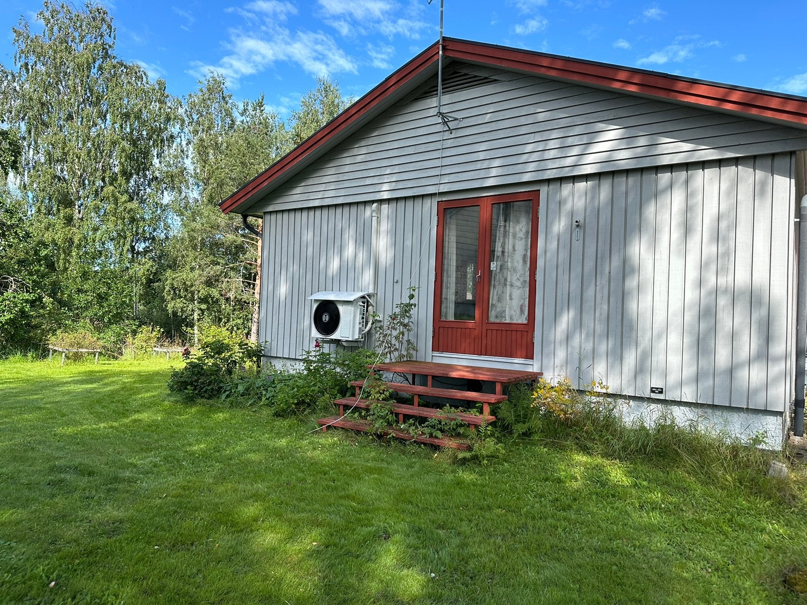 Verandadør med trapp ned til plen Galleribilde