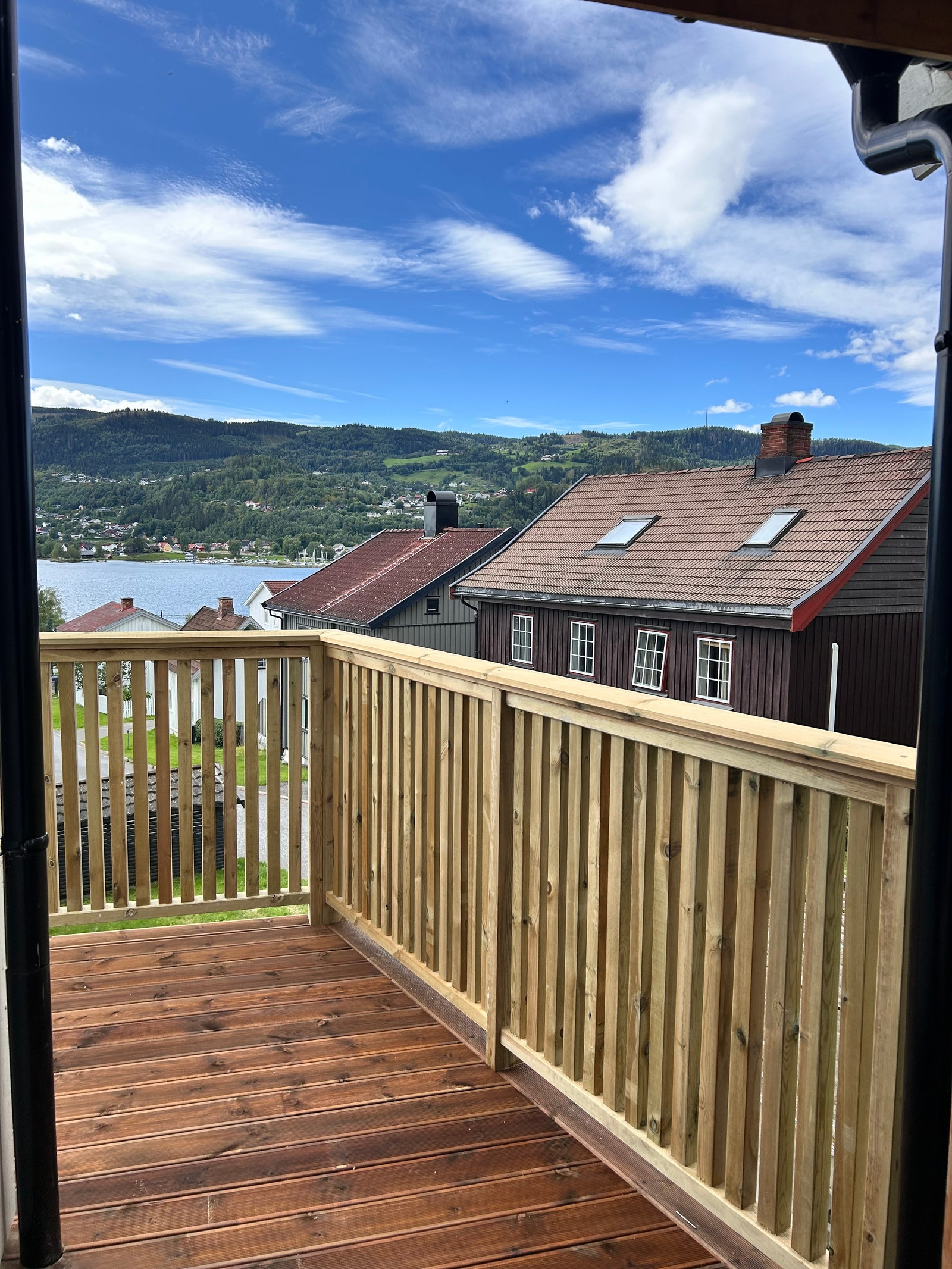 Verandaen har takoverbygg utenfor kjøkkenet. Galleribilde