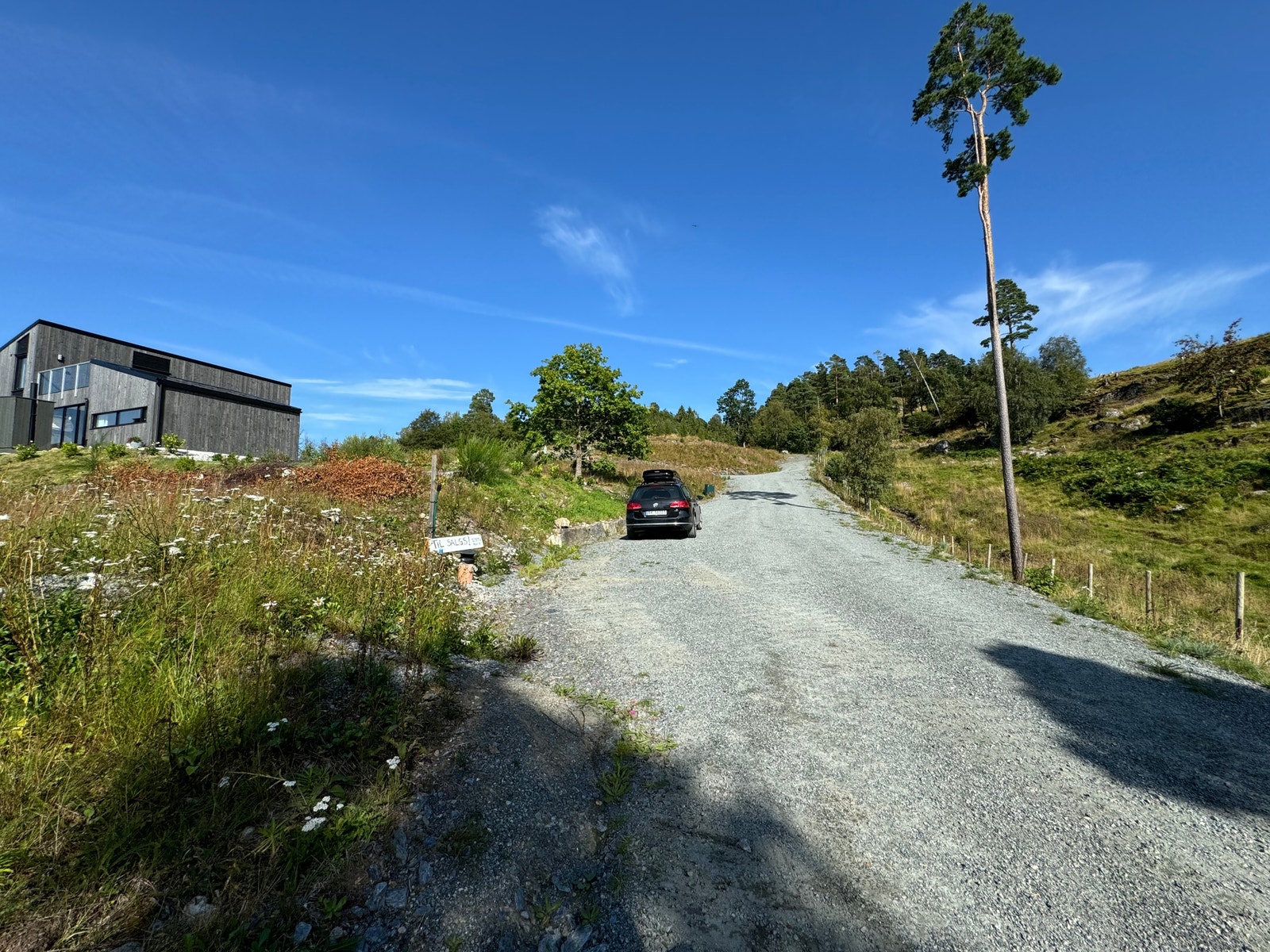 Langsgående P-plass i tillegg til parkering på egen tomt. Galleribilde