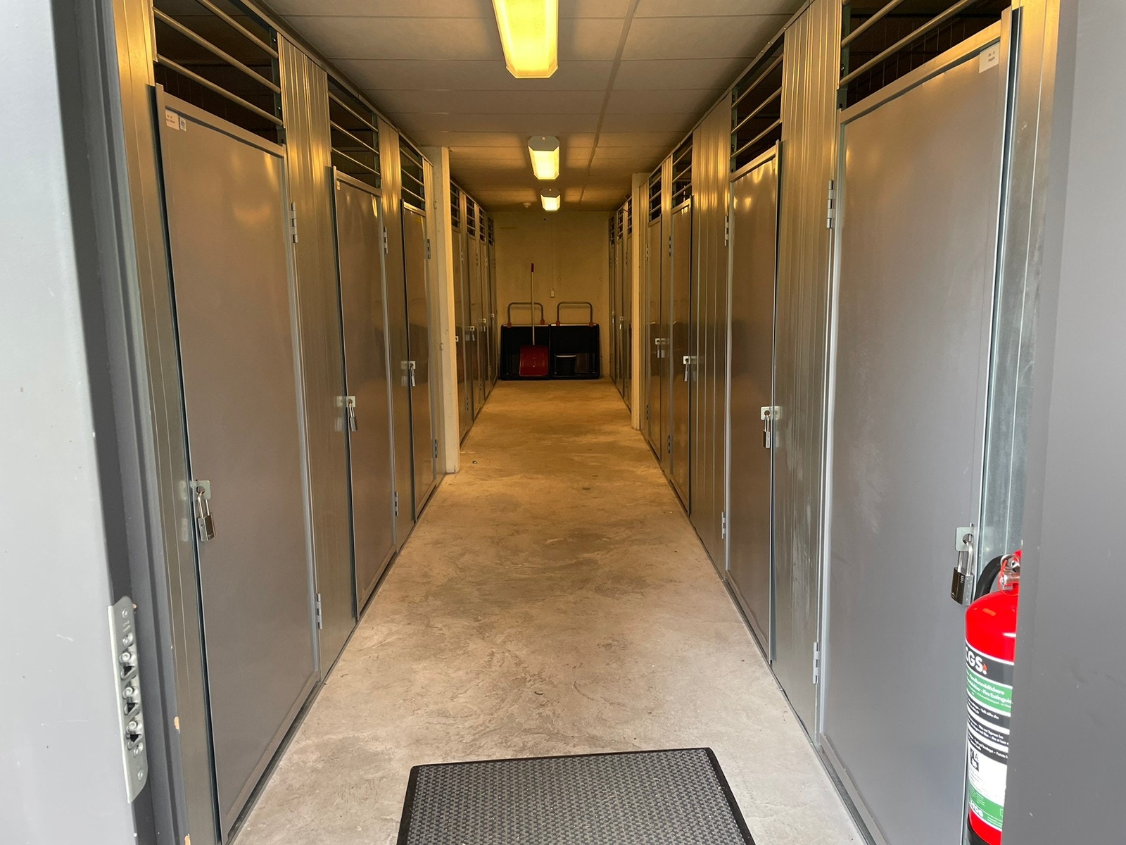 Gang inn til boder. Galleribilde