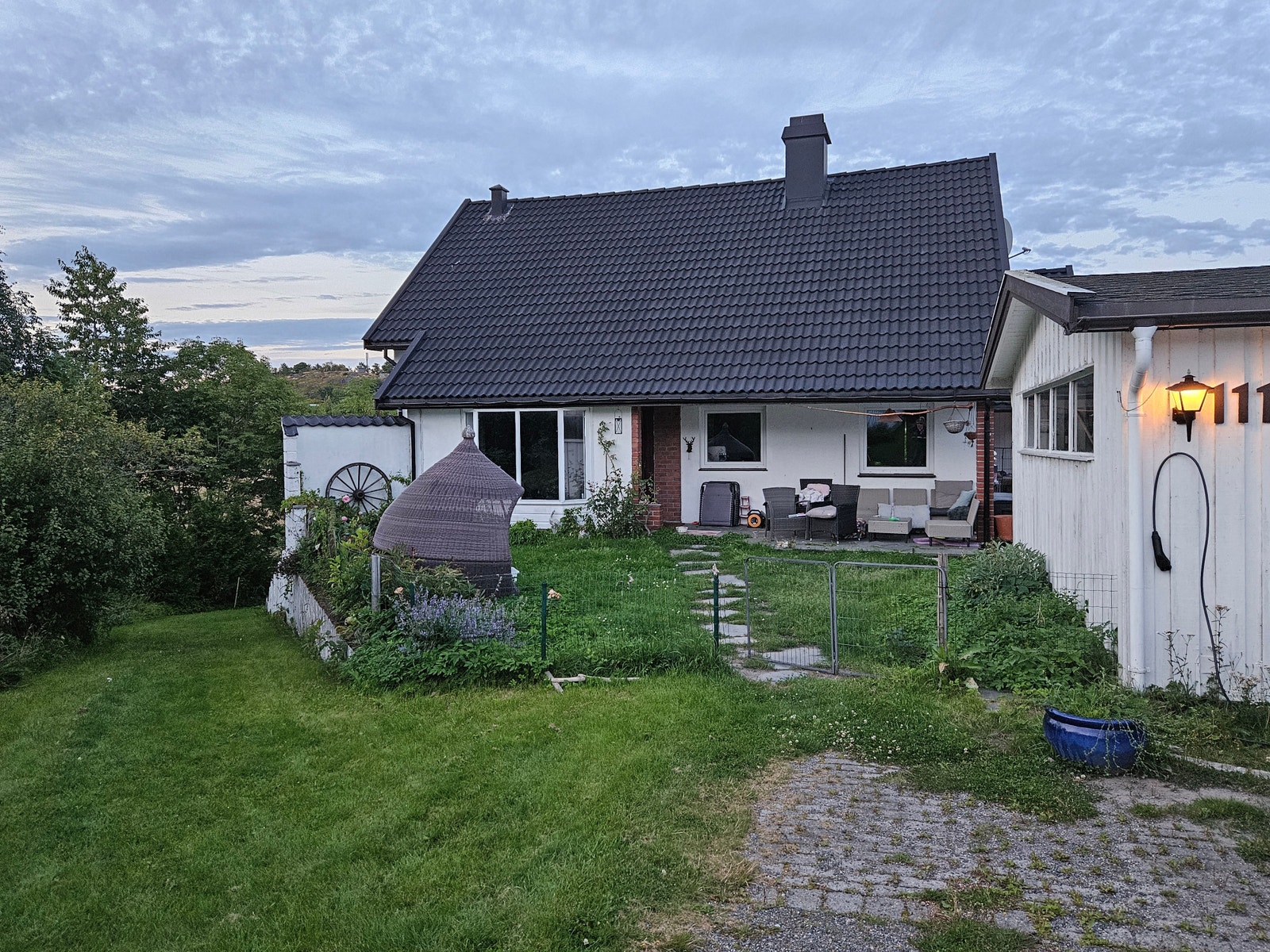 Parkeringsplass foran huset. Leiligheten er på baksiden. Galleribilde