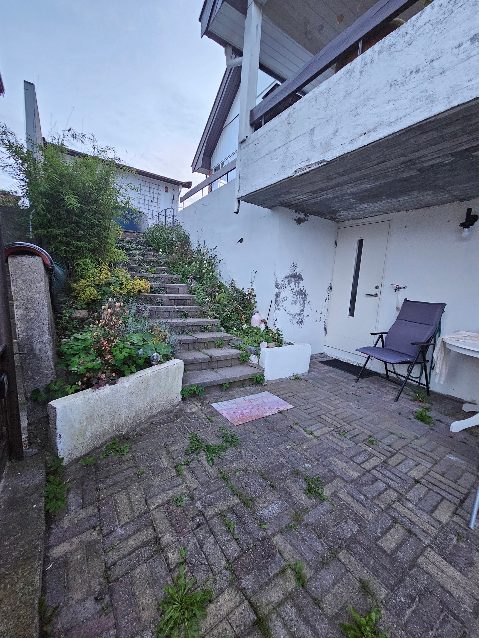 Atkomst ned trappa, egen inngang Galleribilde