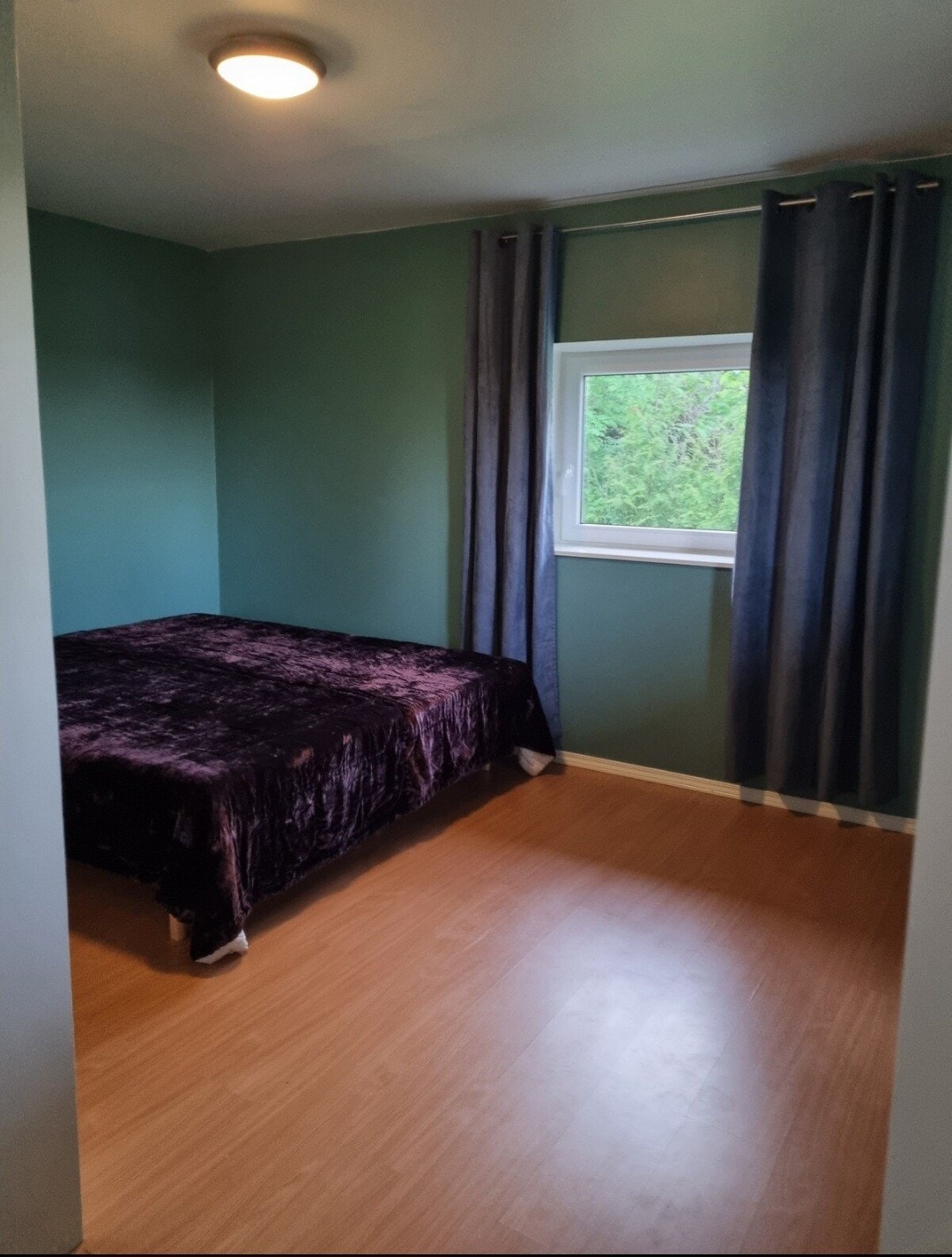 Soverom med to vinduer, mot nord og øst Galleribilde