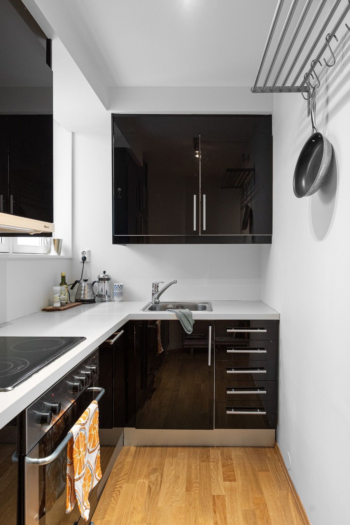 Kjøkkenet har høyglans-fronter og innredning fra IKEA. Galleribilde